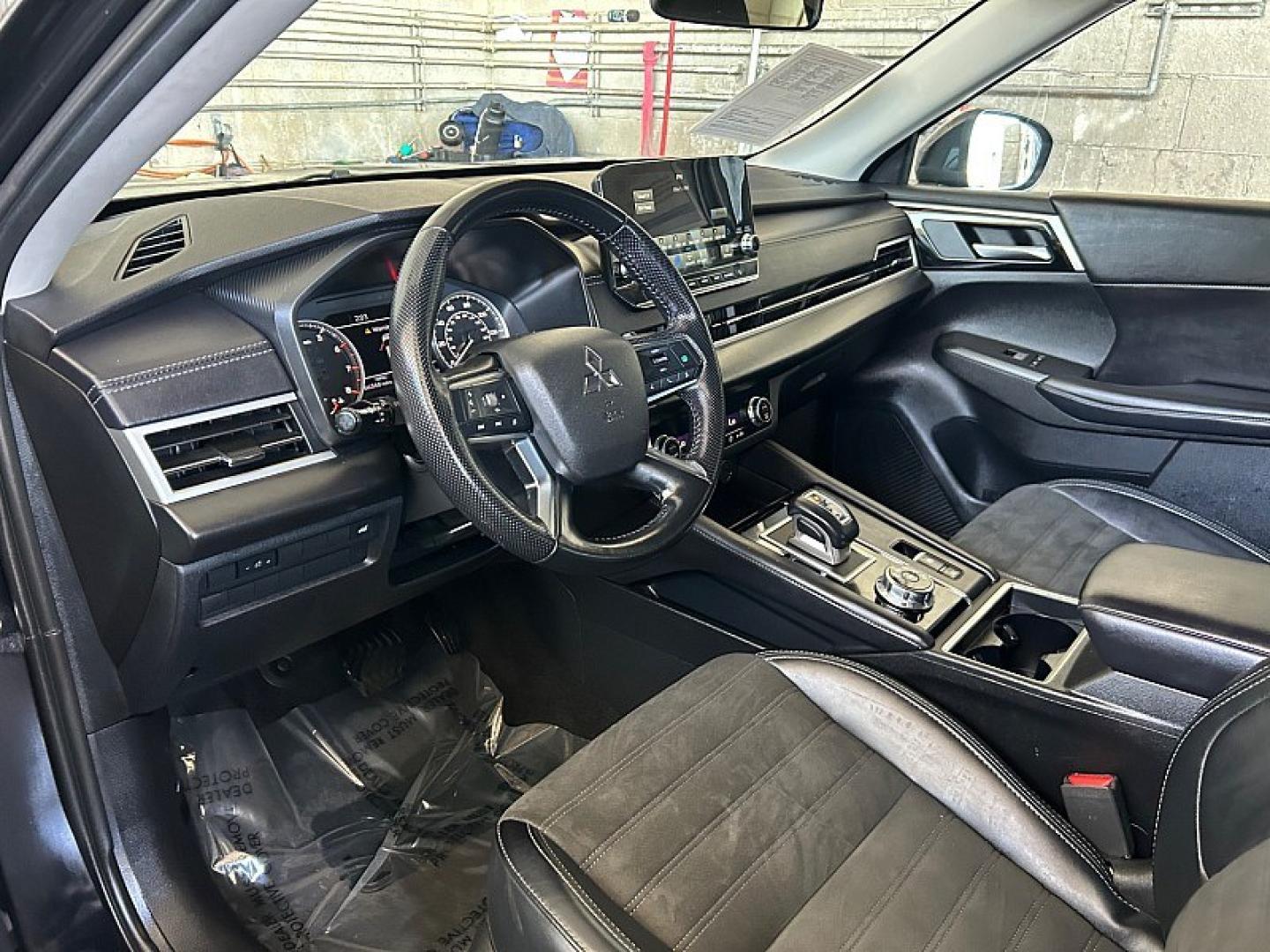 2024 Black Mitsubishi Outlander (JA4J3VA80RZ) with an 4-Cyl 2.5 Liter engine, Automatic CVT transmission, located at 412 Auto Vista Drive, Palmdale, 93551, (661) 945-0620, 34.592636, -118.136681- Photo#17