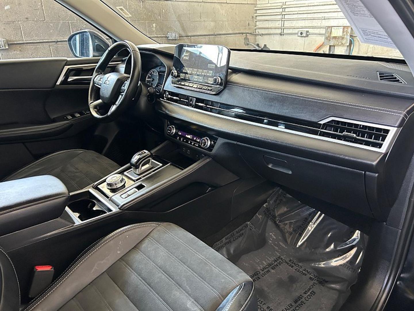 2024 Black Mitsubishi Outlander (JA4J3VA80RZ) with an 4-Cyl 2.5 Liter engine, Automatic CVT transmission, located at 412 Auto Vista Drive, Palmdale, 93551, (661) 945-0620, 34.592636, -118.136681- Photo#23