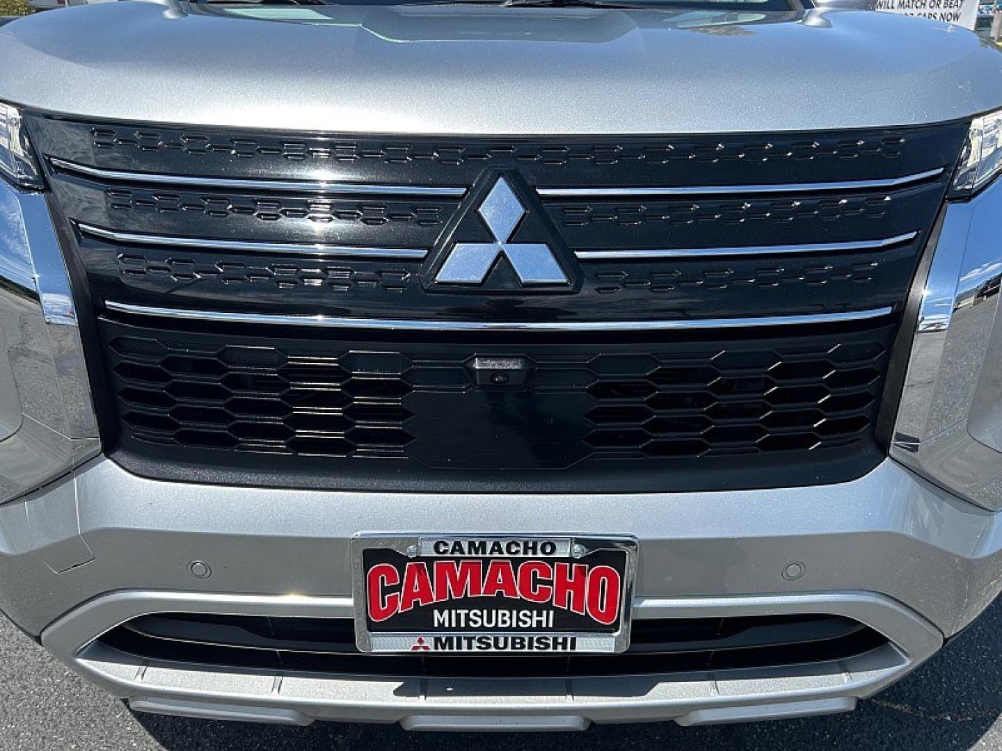2024 Silver Mitsubishi Outlander (JA4J3VA84RZ) with an 4-Cyl 2.5 Liter engine, Automatic CVT transmission, located at 412 Auto Vista Drive, Palmdale, 93551, (661) 945-0620, 34.592636, -118.136681- Photo#9
