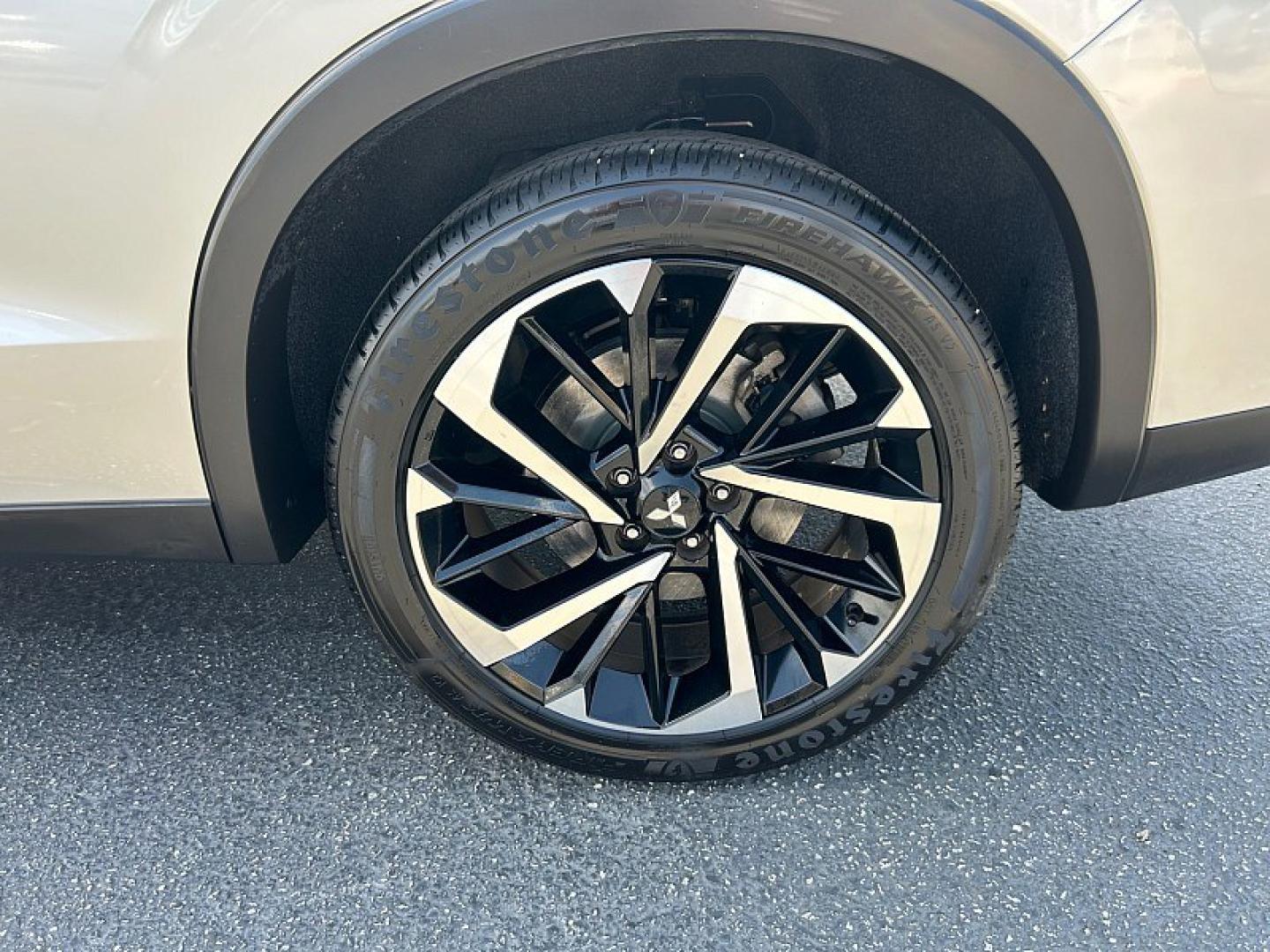 2024 Silver Mitsubishi Outlander (JA4J3VA84RZ) with an 4-Cyl 2.5 Liter engine, Automatic CVT transmission, located at 412 Auto Vista Drive, Palmdale, 93551, (661) 945-0620, 34.592636, -118.136681- Photo#13