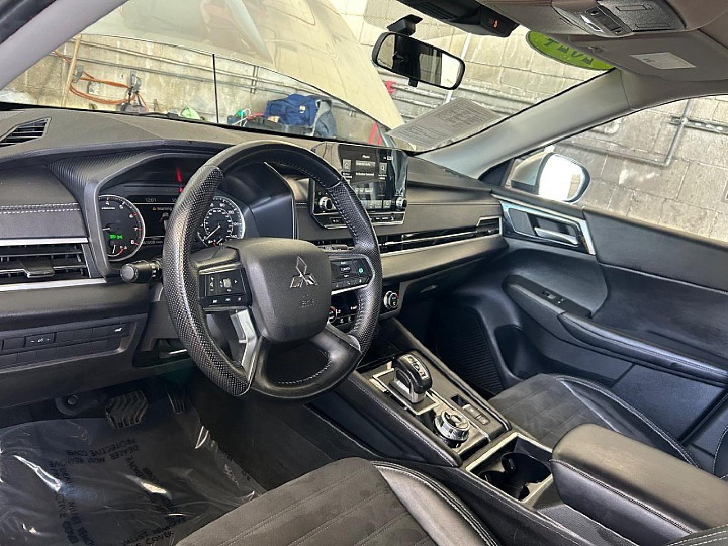 2024 Silver Mitsubishi Outlander (JA4J3VA84RZ) with an 4-Cyl 2.5 Liter engine, Automatic CVT transmission, located at 412 Auto Vista Drive, Palmdale, 93551, (661) 945-0620, 34.592636, -118.136681- Photo#17