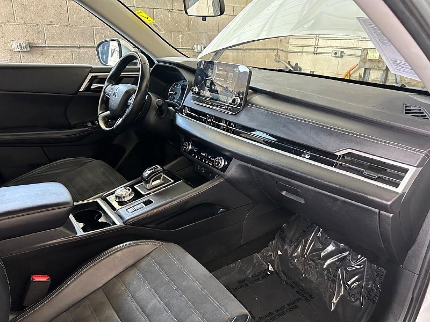 2024 Silver Mitsubishi Outlander (JA4J3VA84RZ) with an 4-Cyl 2.5 Liter engine, Automatic CVT transmission, located at 412 Auto Vista Drive, Palmdale, 93551, (661) 945-0620, 34.592636, -118.136681- Photo#27