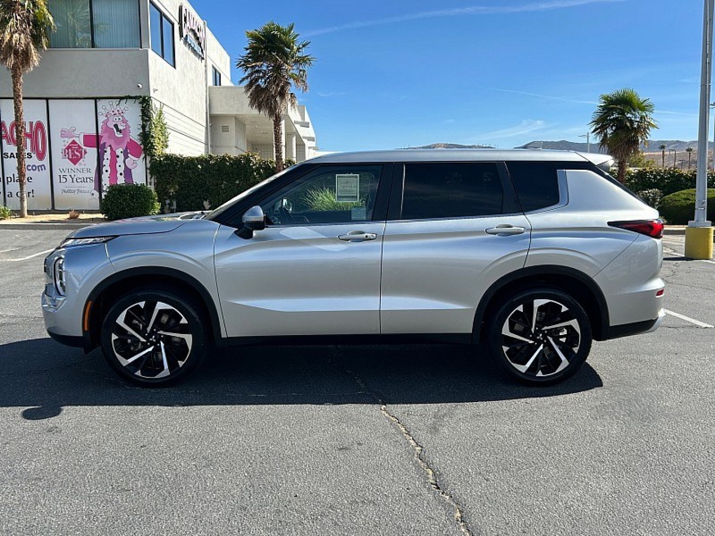 2024 Silver Mitsubishi Outlander (JA4J4VA84RZ) with an 4-Cyl 2.5 Liter engine, Automatic CVT transmission, located at 412 Auto Vista Drive, Palmdale, 93551, (661) 945-0620, 34.592636, -118.136681- Photo#3