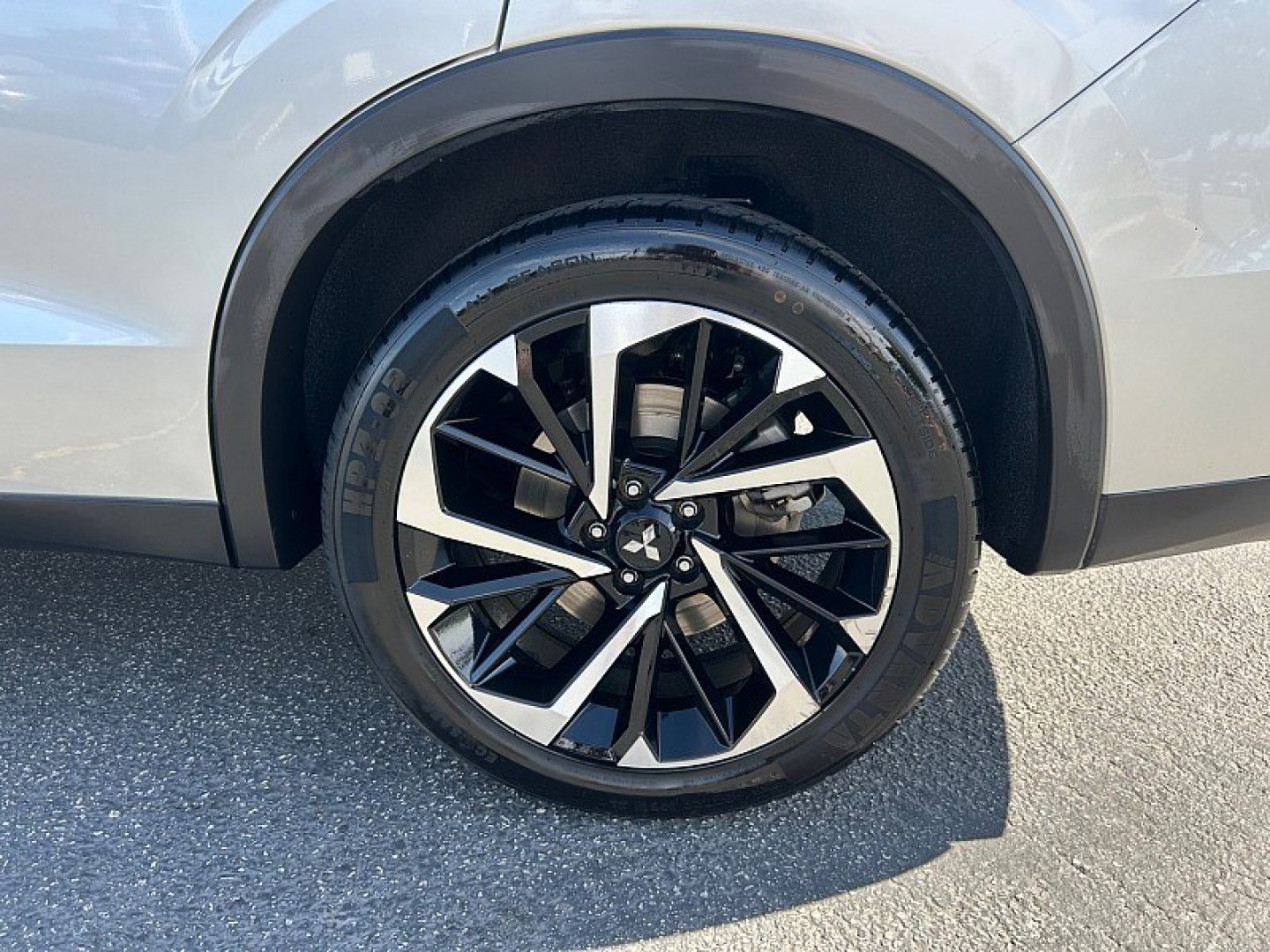 2024 Silver Mitsubishi Outlander (JA4J4VA84RZ) with an 4-Cyl 2.5 Liter engine, Automatic CVT transmission, located at 412 Auto Vista Drive, Palmdale, 93551, (661) 945-0620, 34.592636, -118.136681- Photo#15