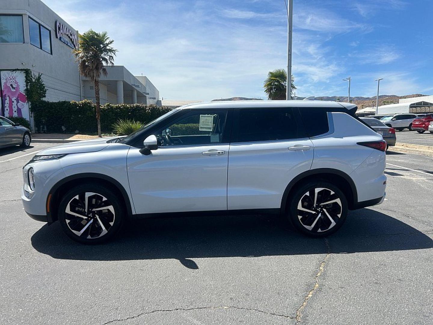 2024 White Mitsubishi Outlander (JA4J4VA82RZ) with an 4-Cyl 2.5 Liter engine, Automatic CVT transmission, located at 412 Auto Vista Drive, Palmdale, 93551, (661) 945-0620, 34.592636, -118.136681- Photo#4