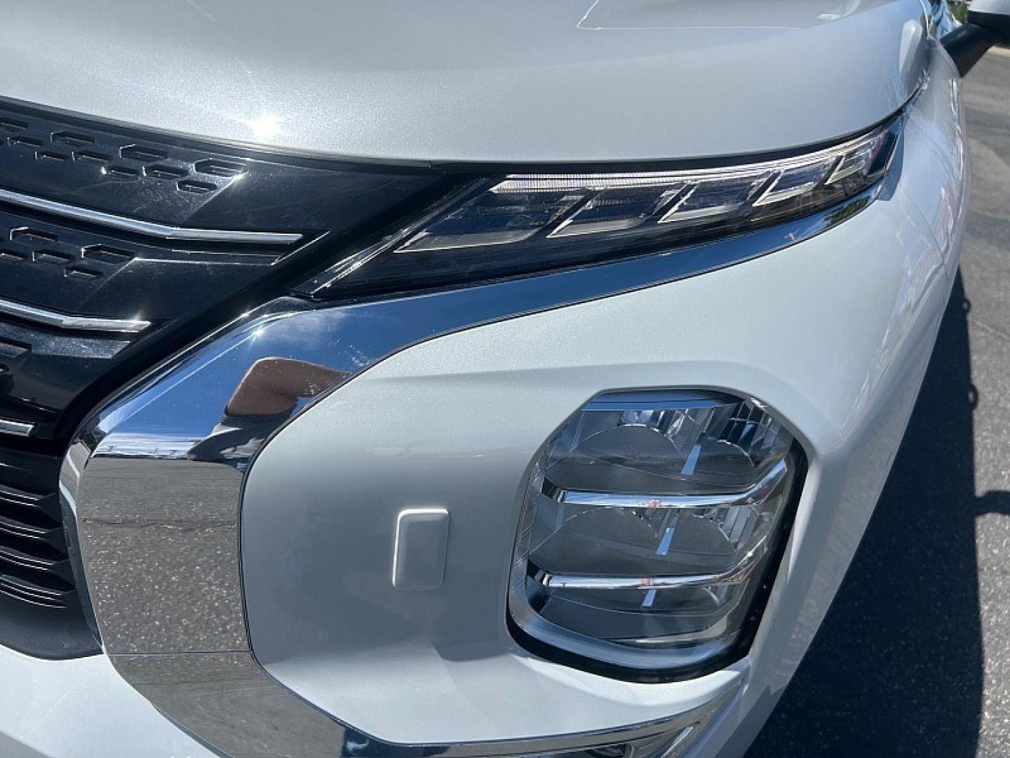 2024 White Mitsubishi Outlander (JA4J4VA82RZ) with an 4-Cyl 2.5 Liter engine, Automatic CVT transmission, located at 412 Auto Vista Drive, Palmdale, 93551, (661) 945-0620, 34.592636, -118.136681- Photo#7