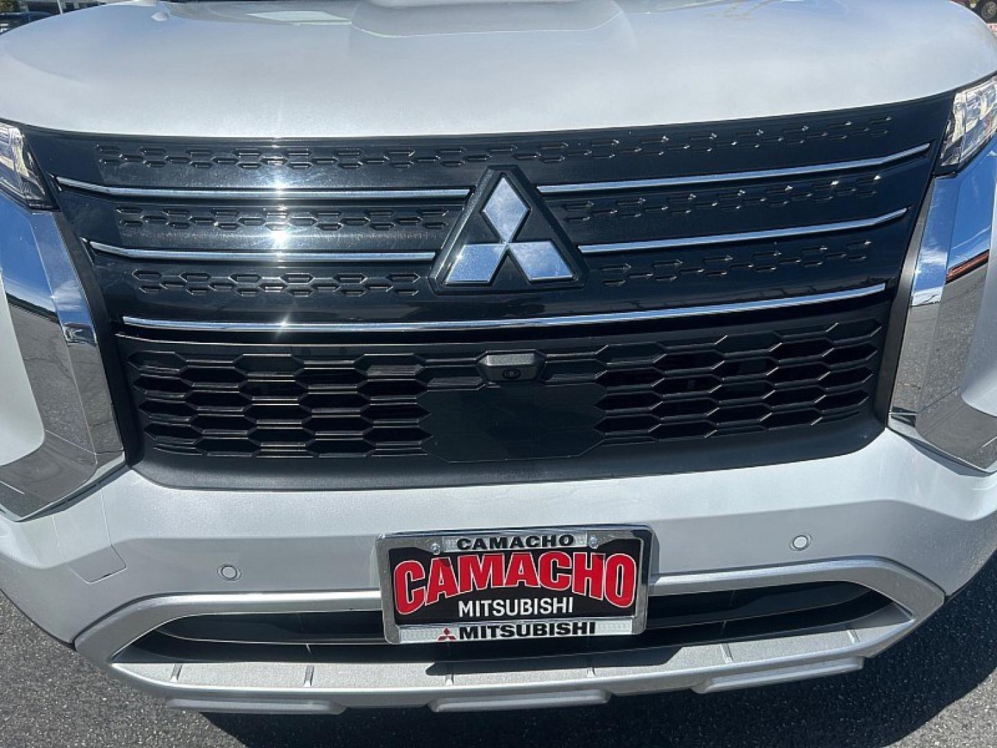 2024 White Mitsubishi Outlander (JA4J4VA82RZ) with an 4-Cyl 2.5 Liter engine, Automatic CVT transmission, located at 412 Auto Vista Drive, Palmdale, 93551, (661) 945-0620, 34.592636, -118.136681- Photo#8