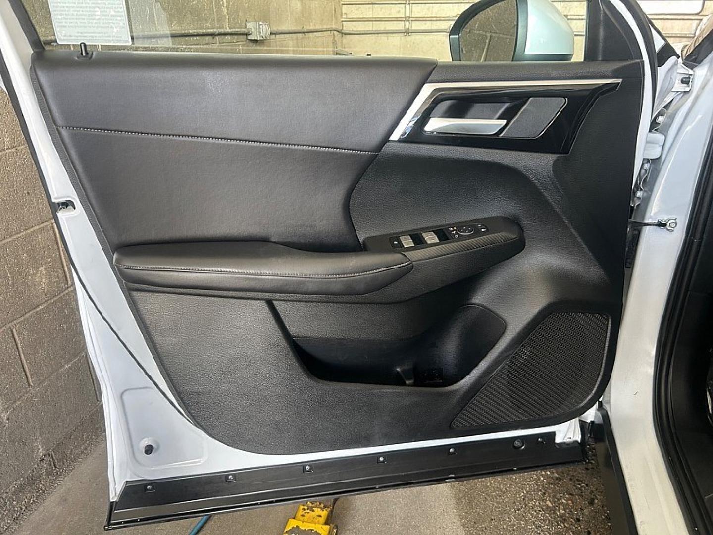 2024 White Mitsubishi Outlander (JA4J4VA82RZ) with an 4-Cyl 2.5 Liter engine, Automatic CVT transmission, located at 412 Auto Vista Drive, Palmdale, 93551, (661) 945-0620, 34.592636, -118.136681- Photo#18