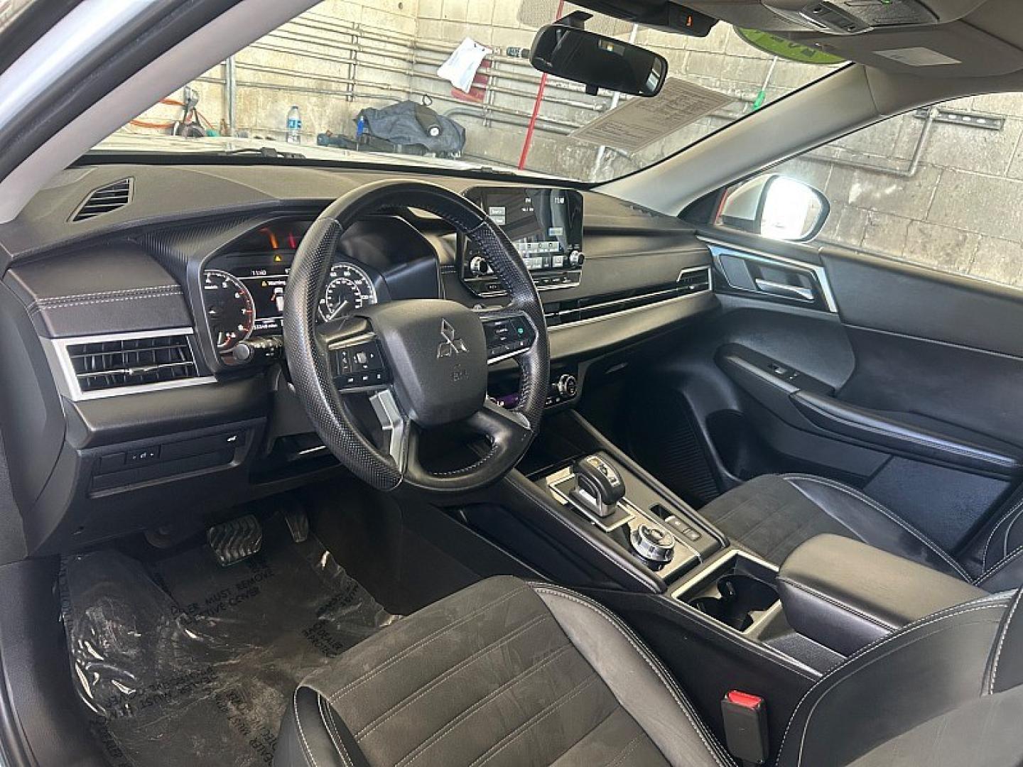 2024 White Mitsubishi Outlander (JA4J4VA82RZ) with an 4-Cyl 2.5 Liter engine, Automatic CVT transmission, located at 412 Auto Vista Drive, Palmdale, 93551, (661) 945-0620, 34.592636, -118.136681- Photo#19