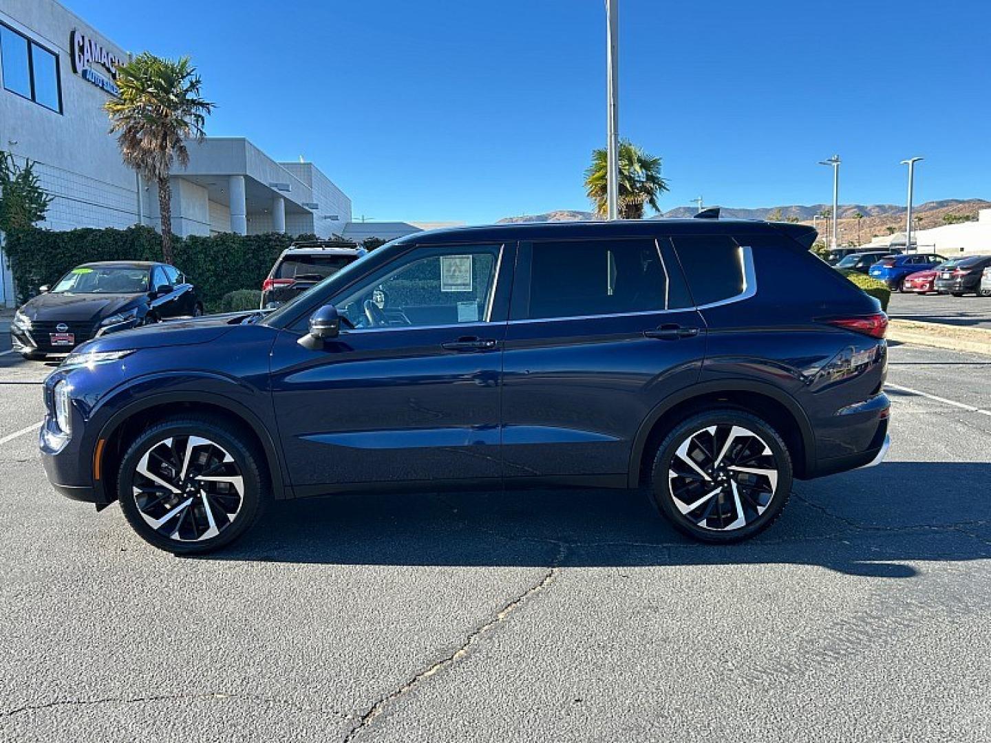 2024 blue Mitsubishi Outlander (JA4J4VA8XRZ) with an 4-Cyl 2.5 Liter engine, Automatic CVT transmission, located at 412 Auto Vista Drive, Palmdale, 93551, (661) 945-0620, 34.592636, -118.136681- Photo#3