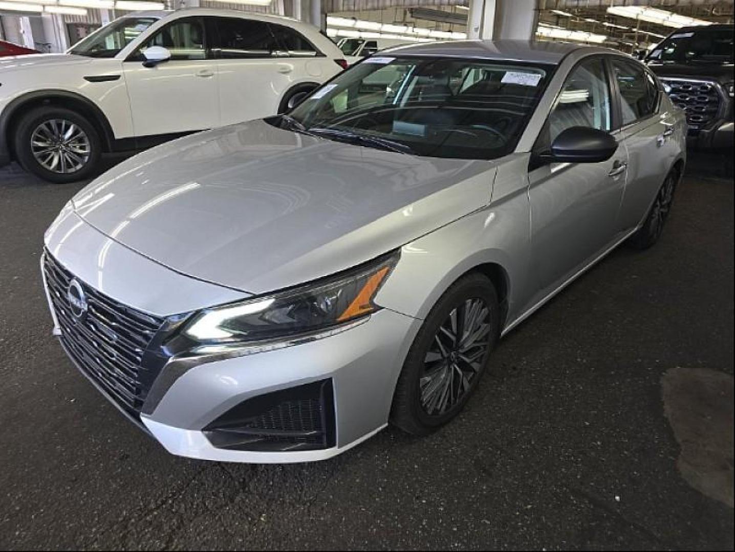 2024 SILVER Nissan Altima (1N4BL4DV4RN) with an 4-Cyl 2.5 Liter engine, Automatic Xtronic CVT transmission, located at 412 Auto Vista Drive, Palmdale, 93551, (661) 945-0620, 34.592636, -118.136681 - Photo#1