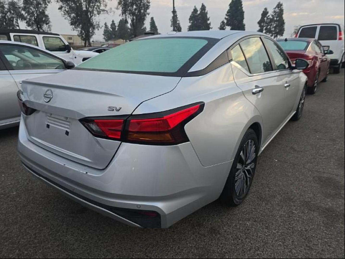 2024 SILVER Nissan Altima (1N4BL4DV3RN) with an 4-Cyl 2.5 Liter engine, Automatic Xtronic CVT transmission, located at 412 Auto Vista Drive, Palmdale, 93551, (661) 945-0620, 34.592636, -118.136681 - Photo#3