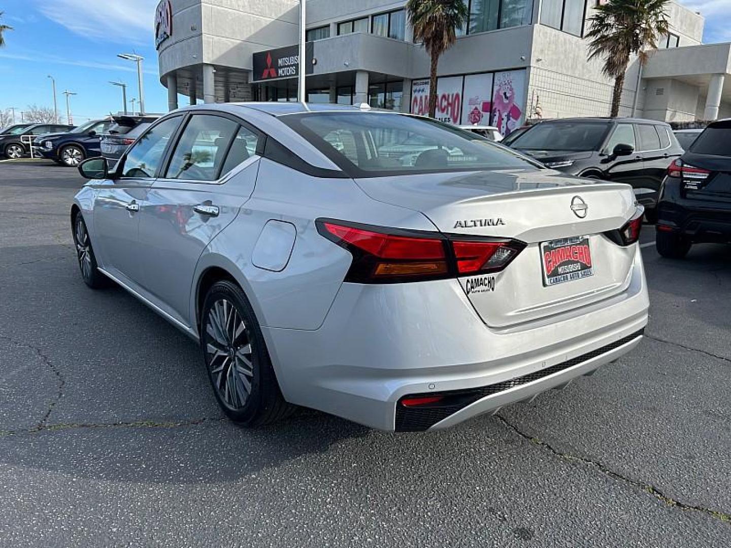 2024 SILVER Nissan Altima (1N4BL4DV2RN) with an 4-Cyl 2.5 Liter engine, Automatic Xtronic CVT transmission, located at 412 Auto Vista Drive, Palmdale, 93551, (661) 945-0620, 34.592636, -118.136681 - Photo#5