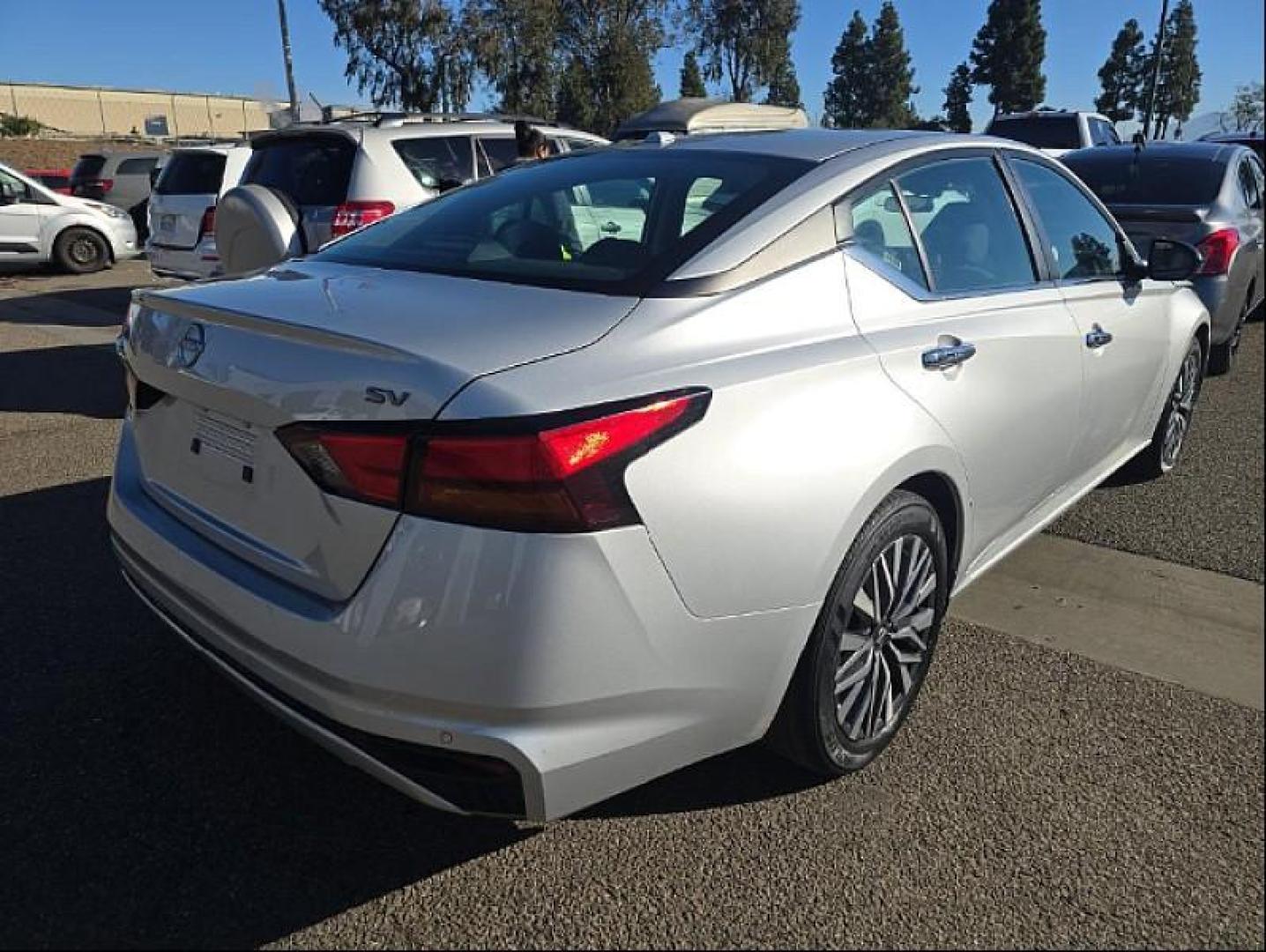 2024 SILVER Nissan Altima (1N4BL4DV2RN) with an 4-Cyl 2.5 Liter engine, Automatic Xtronic CVT transmission, located at 412 Auto Vista Drive, Palmdale, 93551, (661) 945-0620, 34.592636, -118.136681 - Photo#2