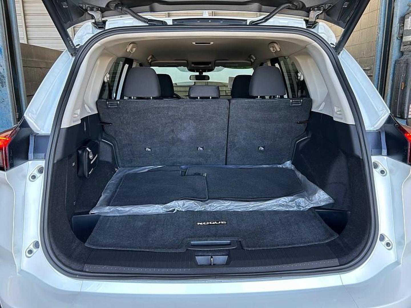 2024 WHITE Nissan Rogue (5N1BT3BB7RC) with an 3-Cyl Turbo 1.5 Liter engine, Automatic CVT transmission, located at 412 Auto Vista Drive, Palmdale, 93551, (661) 945-0620, 34.592636, -118.136681 - Photo#28