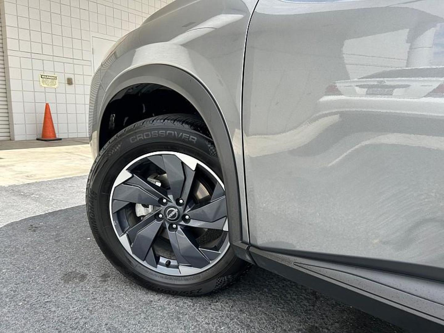 2024 GRAY Nissan Rogue (5N1BT3BA8RC) with an 3-Cyl Turbo 1.5 Liter engine, Automatic CVT transmission, located at 412 Auto Vista Drive, Palmdale, 93551, (661) 945-0620, 34.592636, -118.136681 - Photo#23