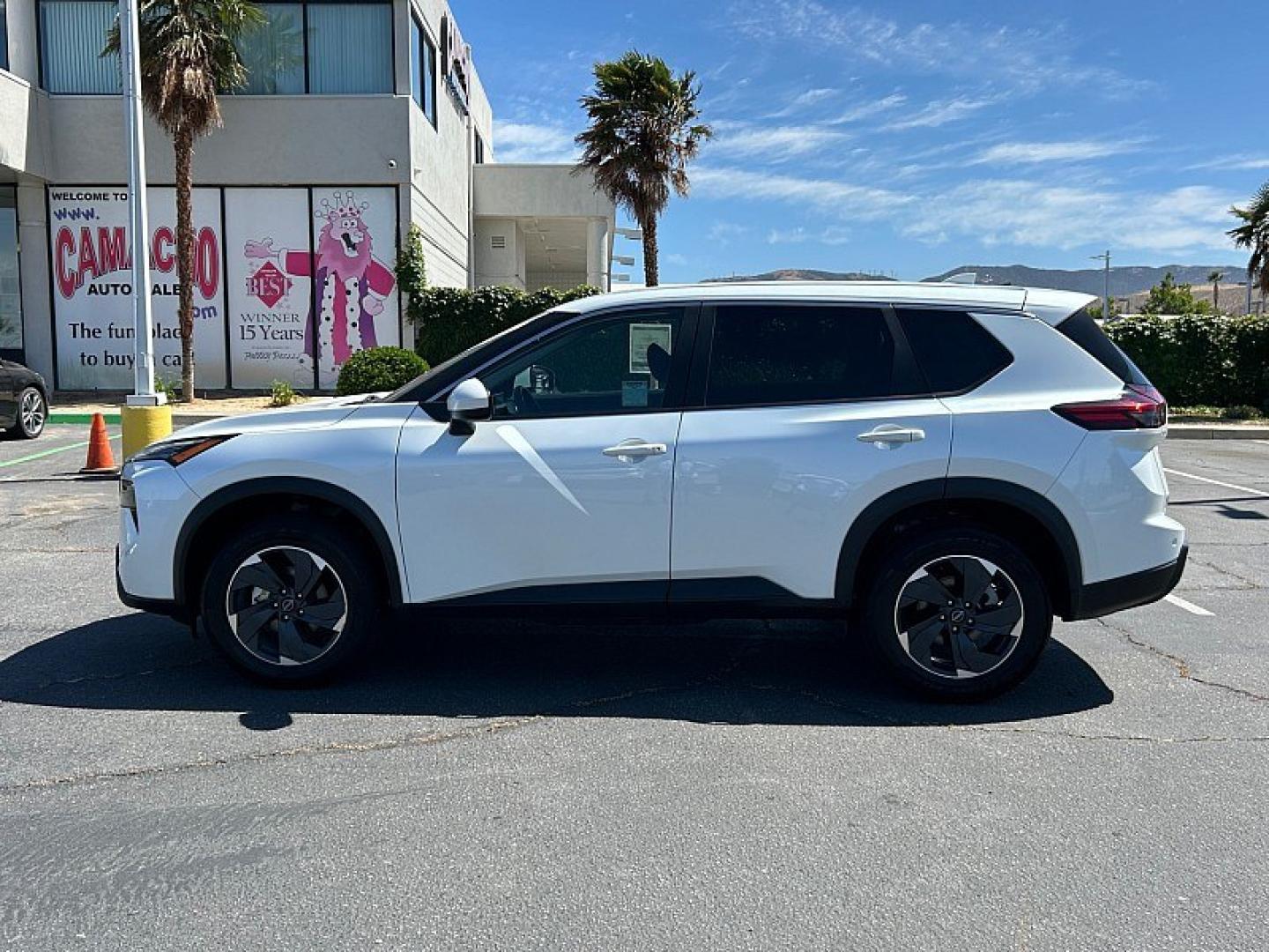 2024 WHITE Nissan Rogue (5N1BT3BA9RC) with an 3-Cyl Turbo 1.5 Liter engine, Automatic CVT transmission, located at 412 Auto Vista Drive, Palmdale, 93551, (661) 945-0620, 34.592636, -118.136681 - Photo#3