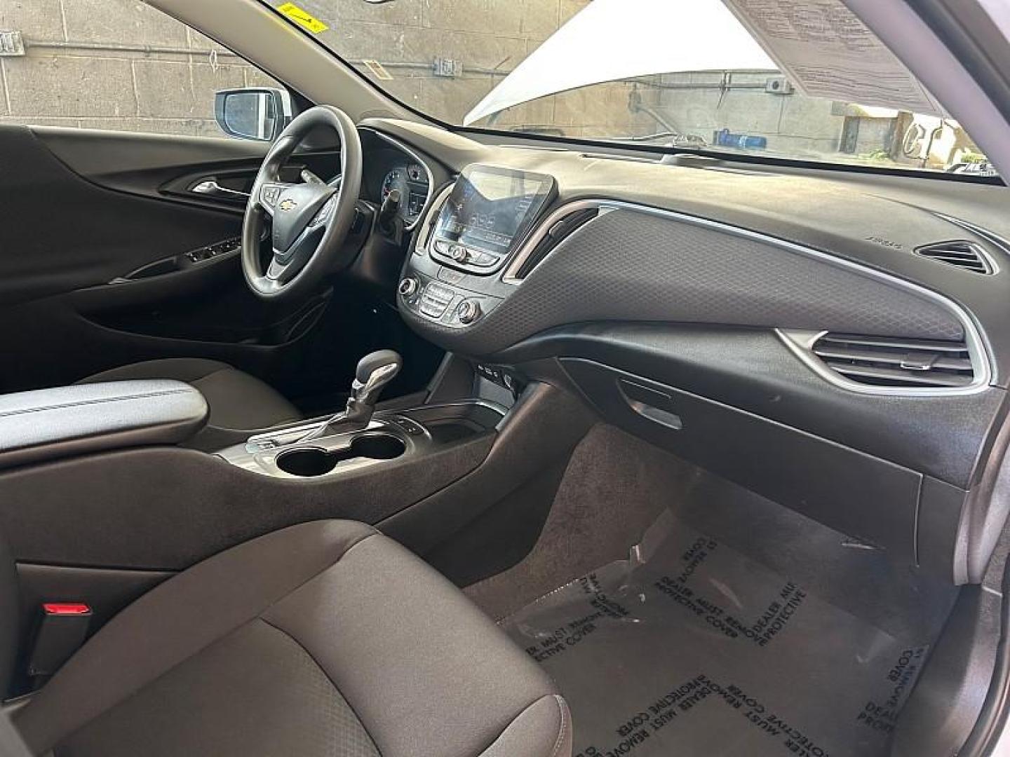 2024 WHITE Nissan Sentra (3N1AB8CVXRY) with an 4-Cyl 2.0 Liter engine, Automatic CVT w/Xtronic transmission, located at 412 Auto Vista Drive, Palmdale, 93551, (661) 945-0620, 34.592636, -118.136681- Photo#78
