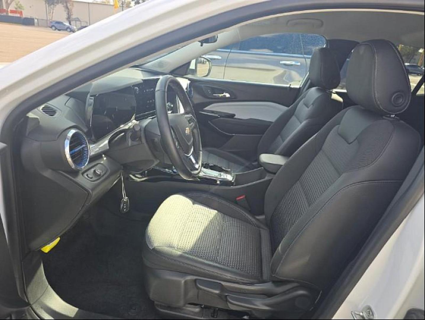 2025 WHITE Chevrolet Trax (KL77LHEP0SC) with an 3-Cyl Turbo 1.2 Liter engine, Automatic transmission, located at 412 Auto Vista Drive, Palmdale, 93551, (661) 945-0620, 34.592636, -118.136681 - Photo#0