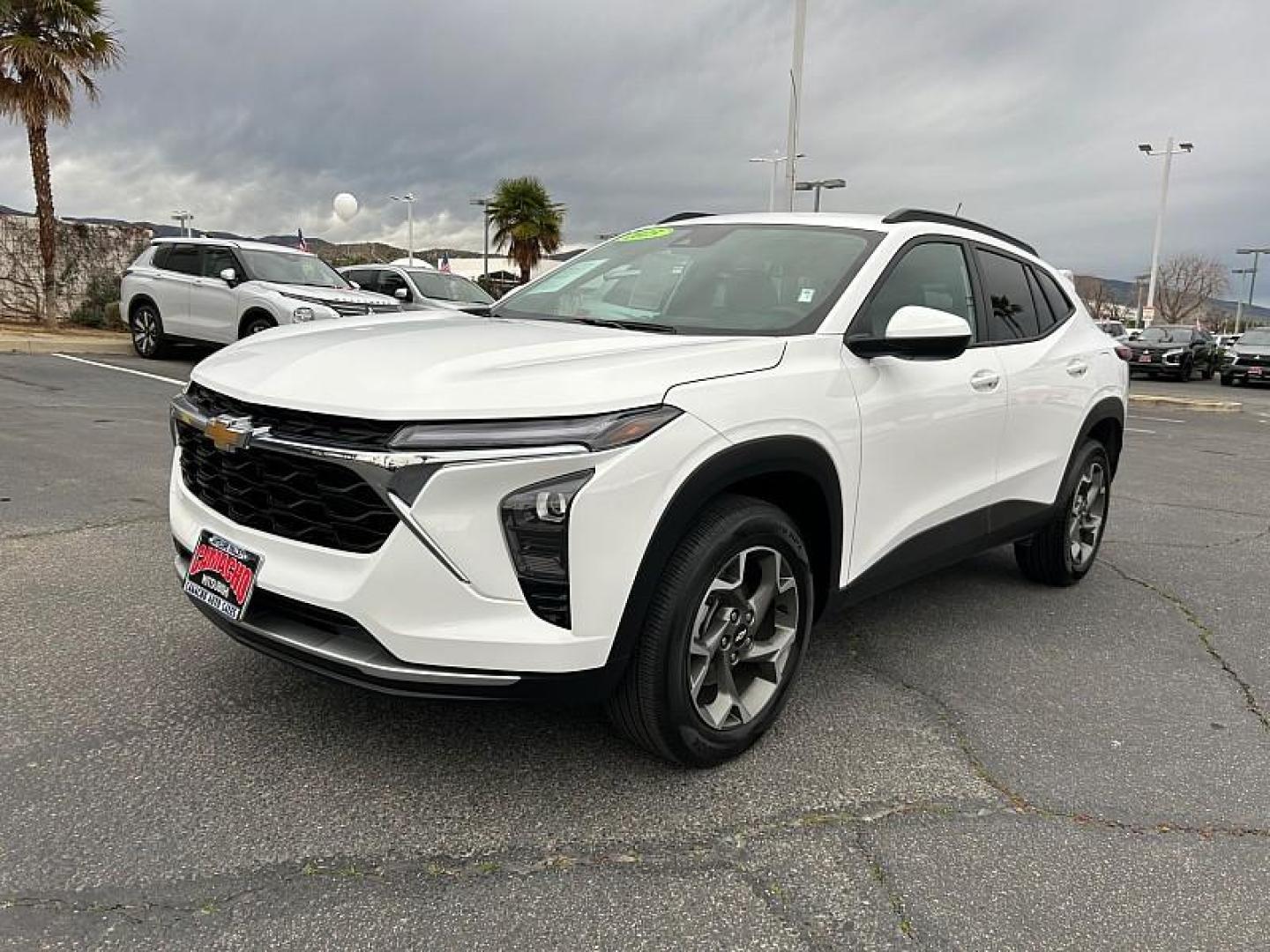 2025 WHITE Chevrolet Trax (KL77LHEP0SC) with an 3-Cyl Turbo 1.2 Liter engine, Automatic transmission, located at 412 Auto Vista Drive, Palmdale, 93551, (661) 945-0620, 34.592636, -118.136681 - Photo#4