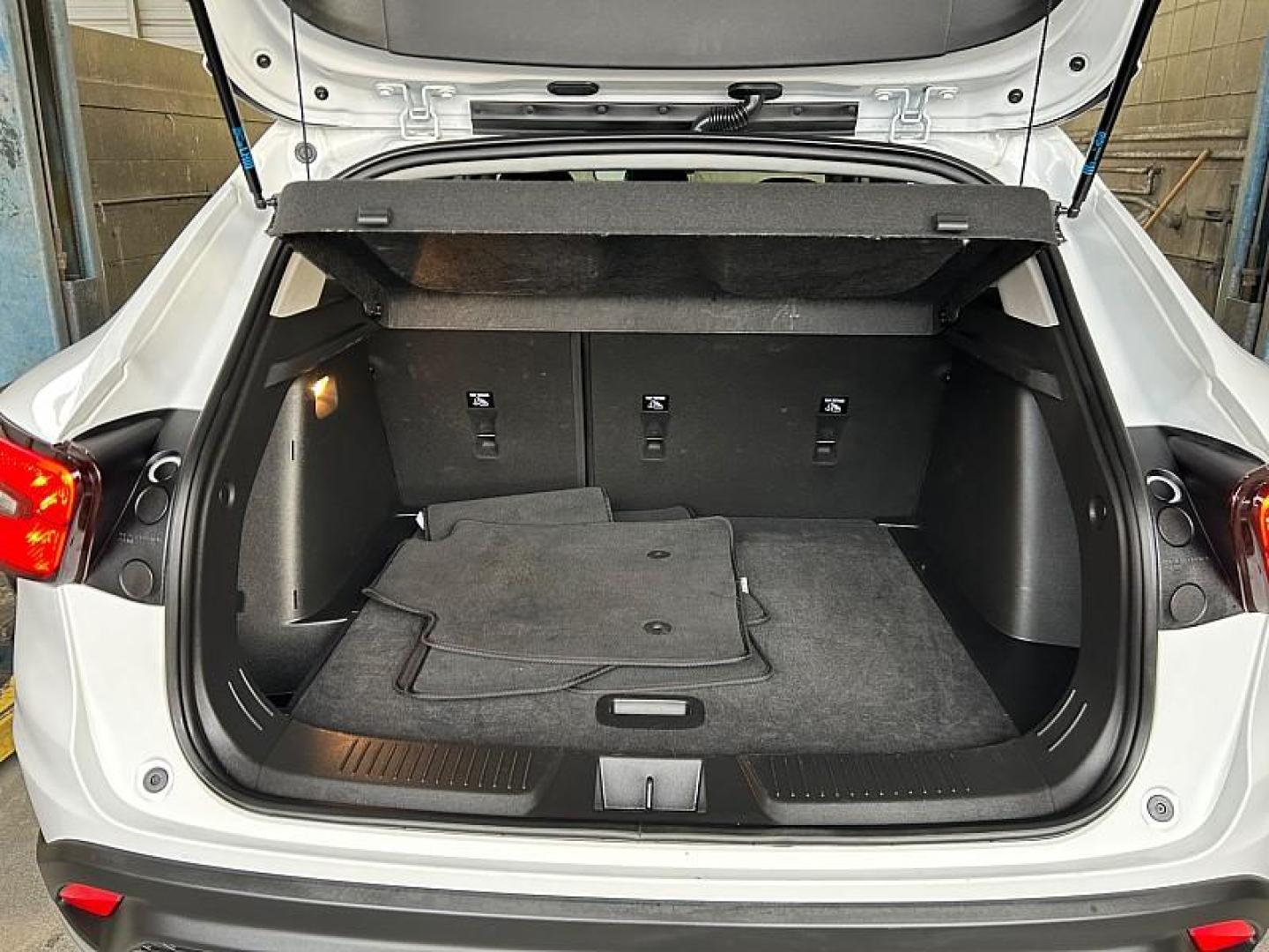 2025 WHITE Chevrolet Trax (KL77LHEP0SC) with an 3-Cyl Turbo 1.2 Liter engine, Automatic transmission, located at 412 Auto Vista Drive, Palmdale, 93551, (661) 945-0620, 34.592636, -118.136681 - Photo#28