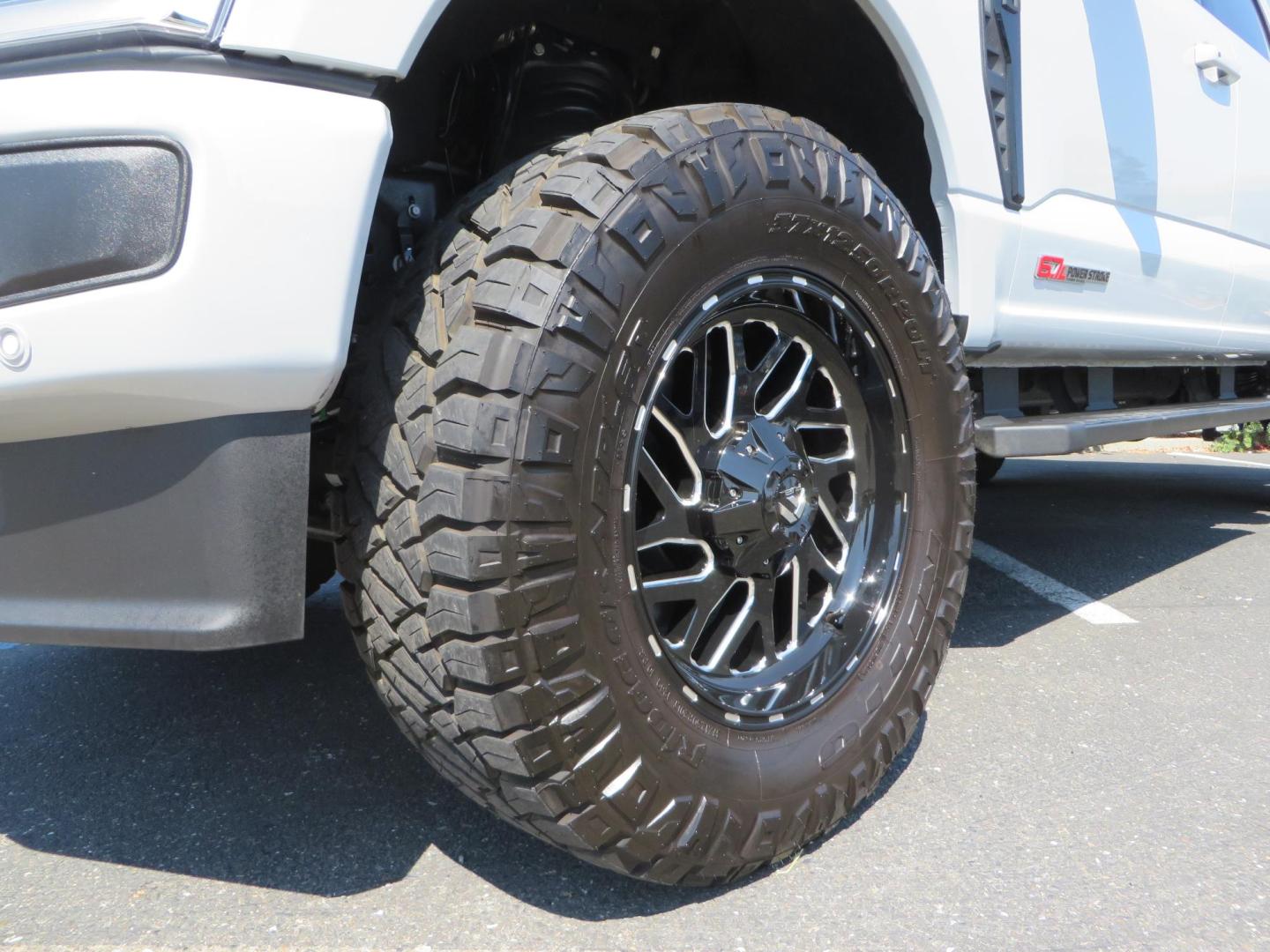 2025 Gray /Black Ford F-350 SD Lariat Crew Cab Short Bed 4WD (1FT8W3BM5SE) with an 6.7L V8 OHV 16V DIESEL engine, 6A transmission, located at 2630 Grass Valley Highway, Auburn, CA, 95603, (530) 508-5100, 38.937893, -121.095482 - Features a Readylift level kit, Falcon shocks, 20" Fuel Triton wheels, and 37" Nitto Ridge Grappler tires. - Photo#8