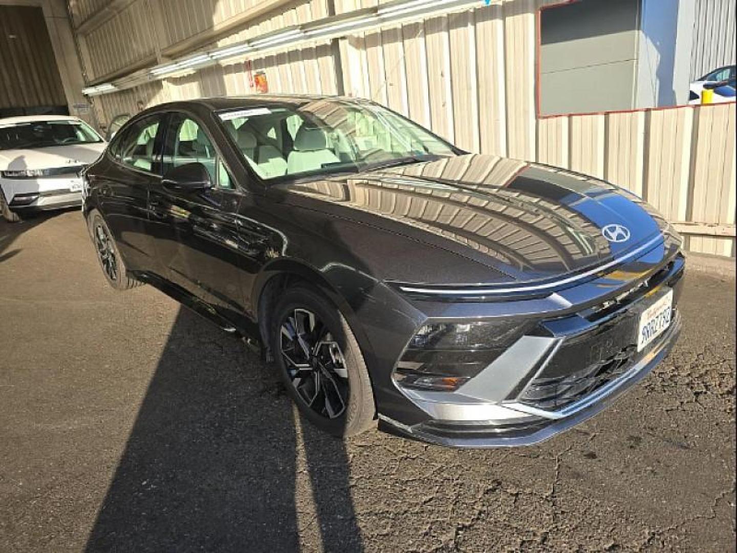 2025 BLACK Hyundai Sonata (KMHL64JA8SA) with an 4-Cyl 2.5 Liter engine, Automatic 8-Spd transmission, located at 412 Auto Vista Drive, Palmdale, 93551, (661) 945-0620, 34.592636, -118.136681- Photo#5