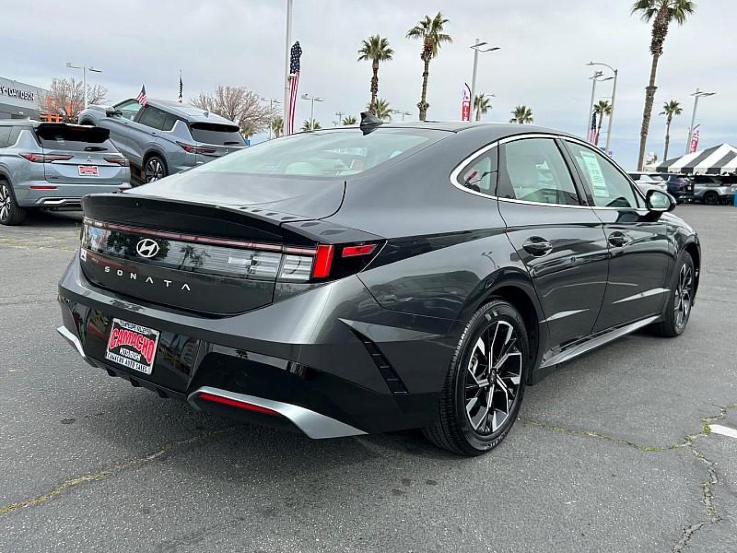 2025 BLACK Hyundai Sonata (KMHL64JA8SA) with an 4-Cyl 2.5 Liter engine, Automatic 8-Spd transmission, located at 412 Auto Vista Drive, Palmdale, 93551, (661) 945-0620, 34.592636, -118.136681- Photo#4