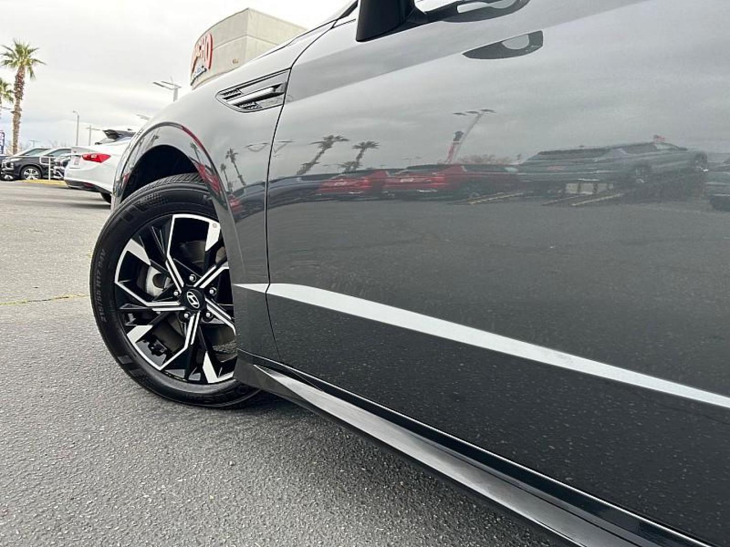 2025 BLACK Hyundai Sonata (KMHL64JA8SA) with an 4-Cyl 2.5 Liter engine, Automatic 8-Spd transmission, located at 412 Auto Vista Drive, Palmdale, 93551, (661) 945-0620, 34.592636, -118.136681- Photo#12