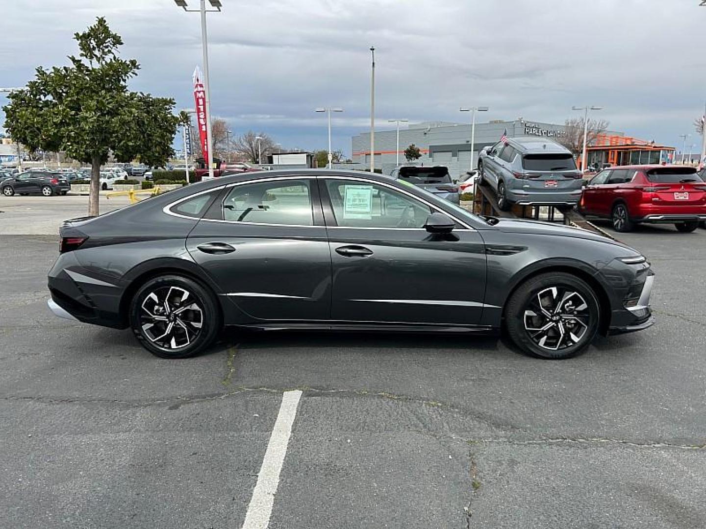 2025 BLACK Hyundai Sonata (KMHL64JA8SA) with an 4-Cyl 2.5 Liter engine, Automatic 8-Spd transmission, located at 412 Auto Vista Drive, Palmdale, 93551, (661) 945-0620, 34.592636, -118.136681- Photo#15