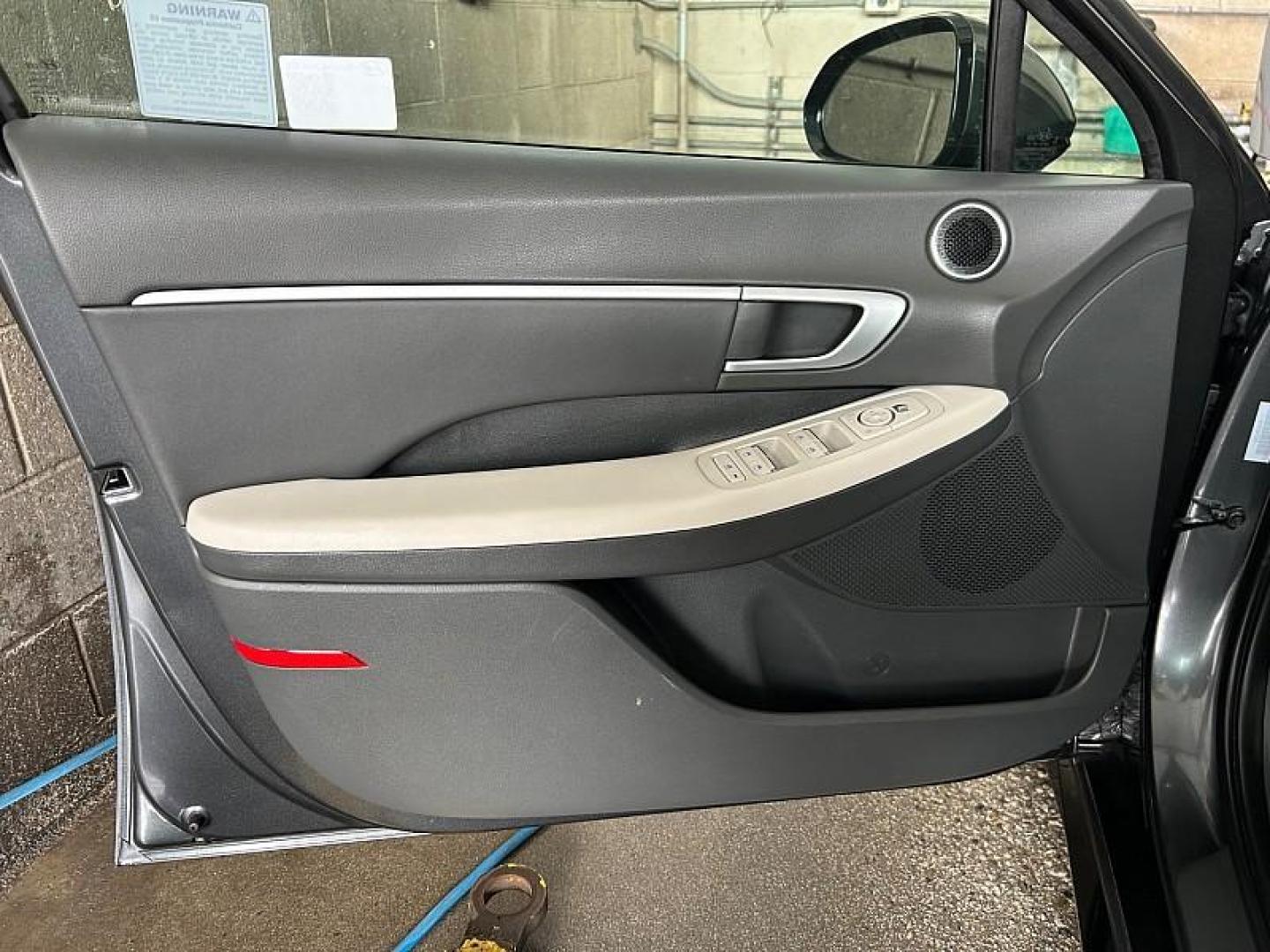 2025 BLACK Hyundai Sonata (KMHL64JA8SA) with an 4-Cyl 2.5 Liter engine, Automatic 8-Spd transmission, located at 412 Auto Vista Drive, Palmdale, 93551, (661) 945-0620, 34.592636, -118.136681- Photo#21
