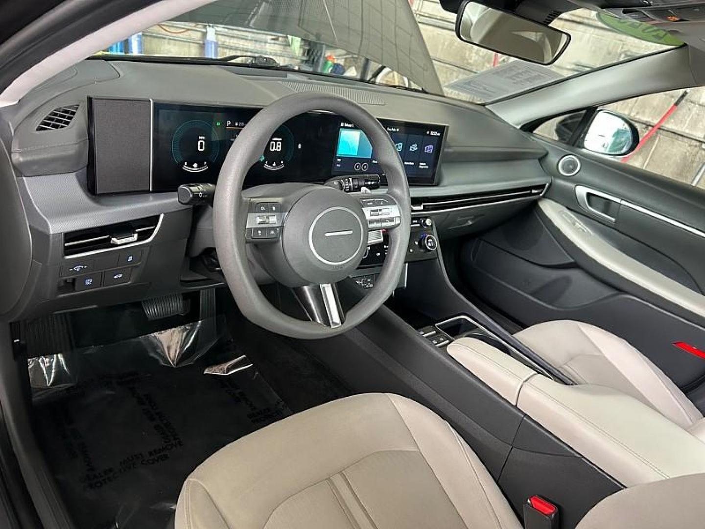2025 BLACK Hyundai Sonata (KMHL64JA8SA) with an 4-Cyl 2.5 Liter engine, Automatic 8-Spd transmission, located at 412 Auto Vista Drive, Palmdale, 93551, (661) 945-0620, 34.592636, -118.136681- Photo#22