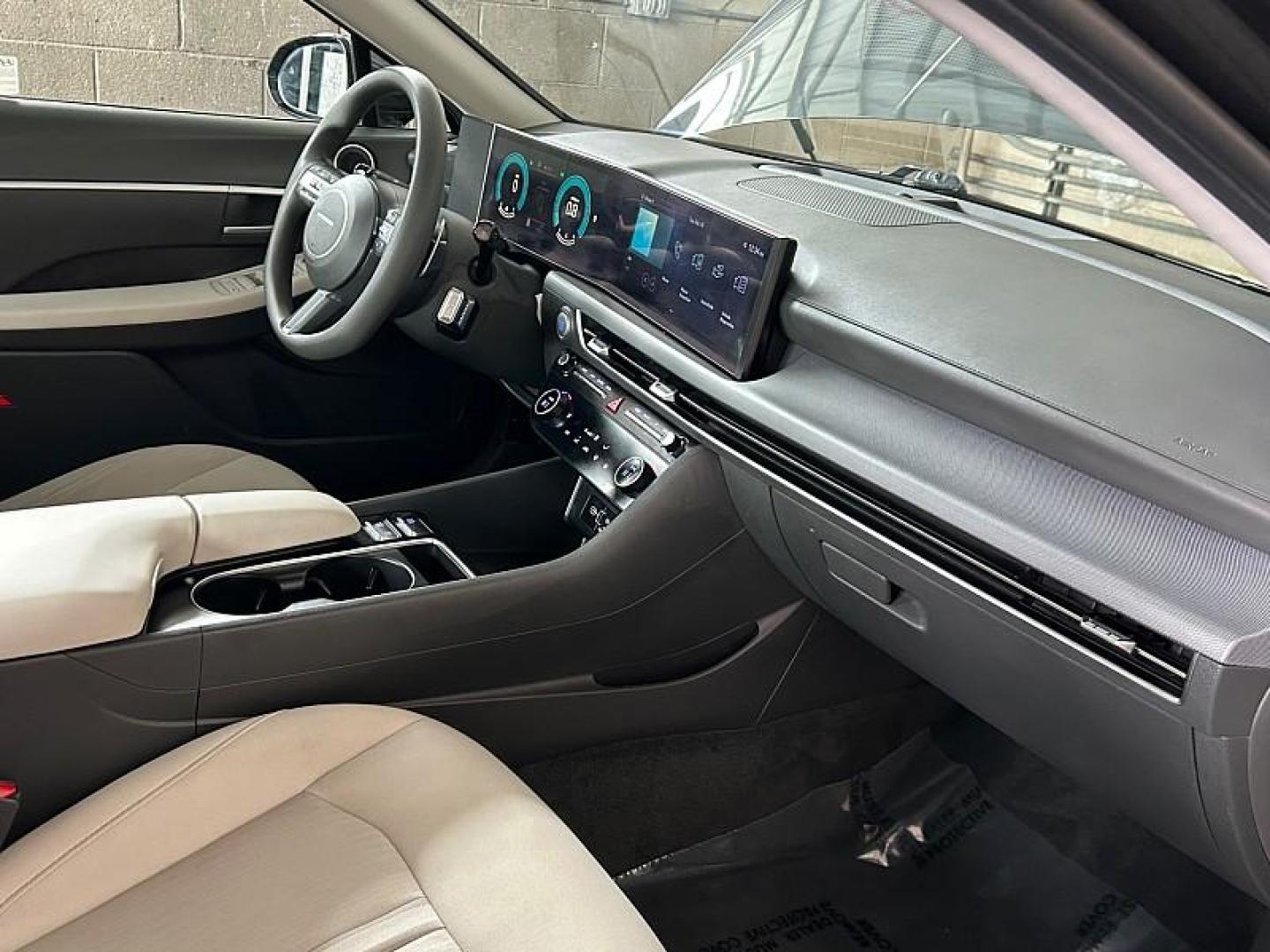 2025 BLACK Hyundai Sonata (KMHL64JA8SA) with an 4-Cyl 2.5 Liter engine, Automatic 8-Spd transmission, located at 412 Auto Vista Drive, Palmdale, 93551, (661) 945-0620, 34.592636, -118.136681- Photo#32