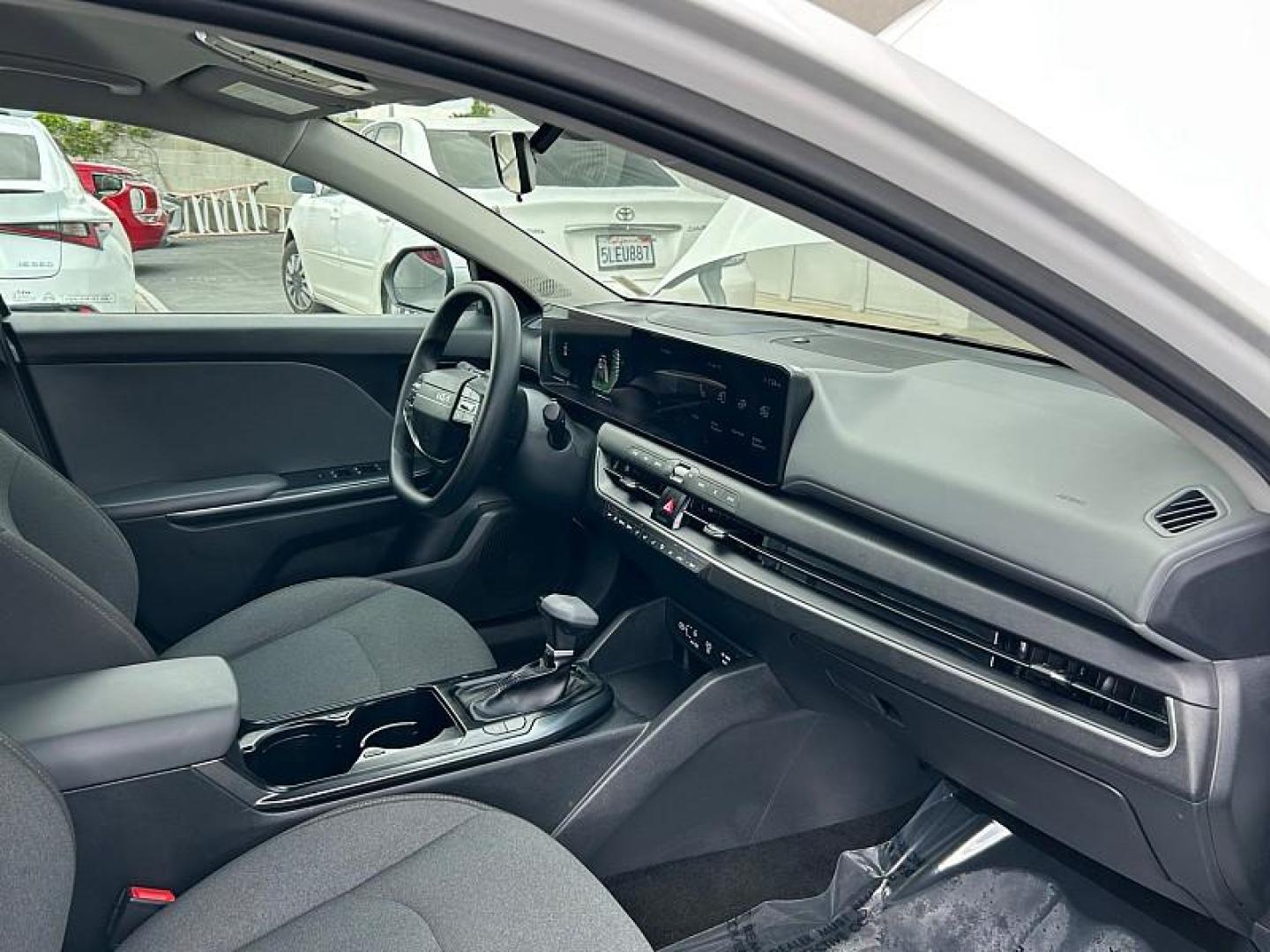 2025 WHITE Kia K4 (3KPFT4DE7SE) with an 4-Cyl 2.0 Liter engine, Automatic IVT transmission, located at 412 Auto Vista Drive, Palmdale, 93551, (661) 945-0620, 34.592636, -118.136681 - Photo#4