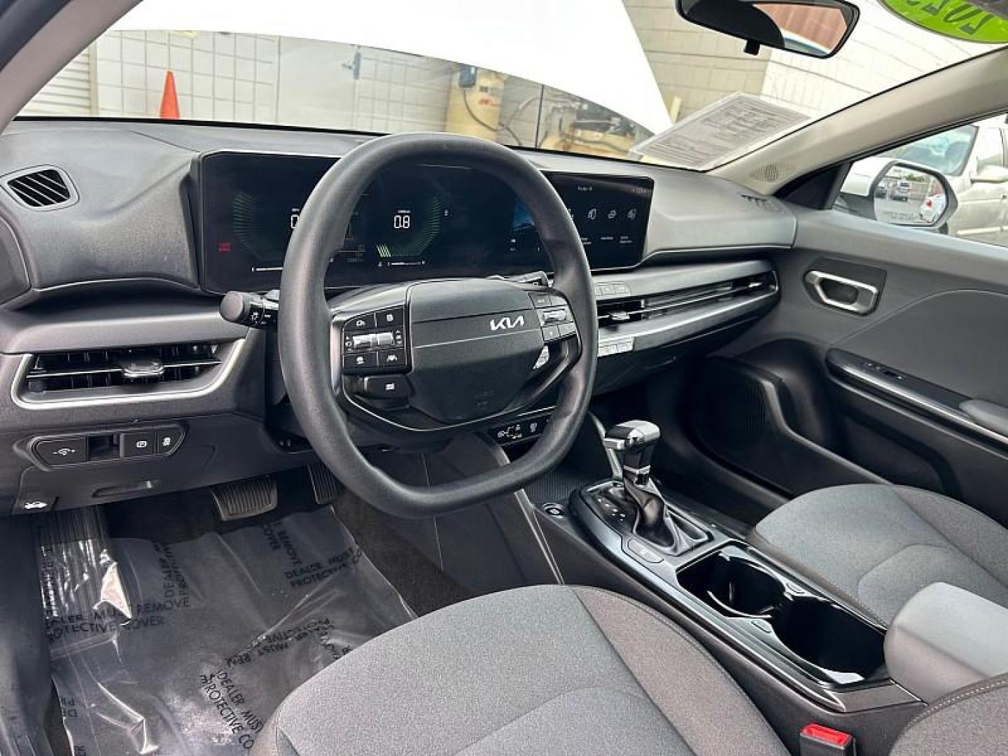 2025 WHITE Kia K4 (3KPFT4DE7SE) with an 4-Cyl 2.0 Liter engine, Automatic IVT transmission, located at 412 Auto Vista Drive, Palmdale, 93551, (661) 945-0620, 34.592636, -118.136681 - Photo#15