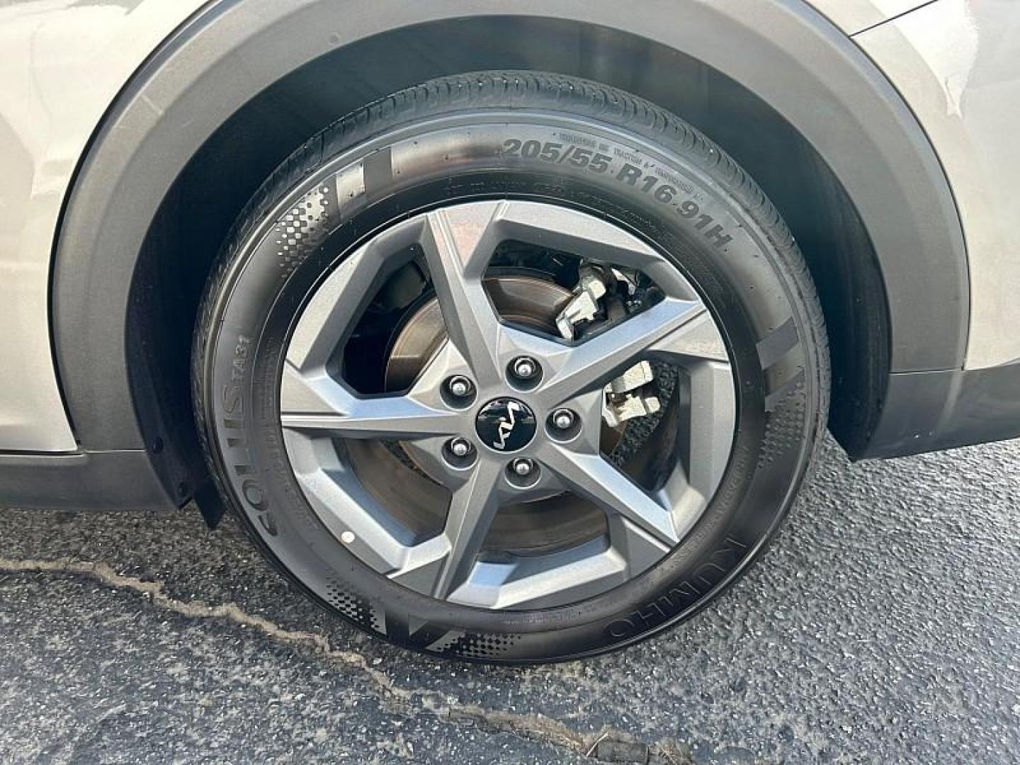 2025 GRAY Kia K4 (3KPFT4DEXSE) with an 4-Cyl 2.0 Liter engine, Automatic IVT transmission, located at 412 Auto Vista Drive, Palmdale, 93551, (661) 945-0620, 34.592636, -118.136681 - Photo#12