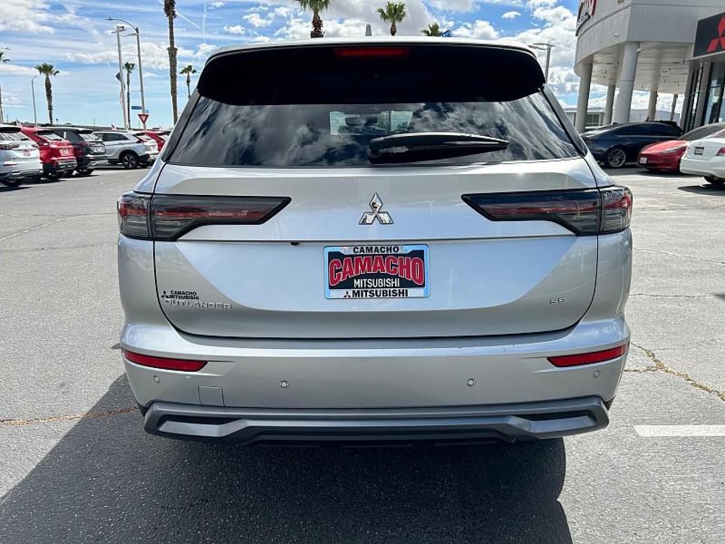 2025 SILVER Mitsubishi Outlander (JA4J3VA84SZ) with an 4-Cyl 2.5 Liter engine, Automatic CVT transmission, located at 412 Auto Vista Drive, Palmdale, 93551, (661) 945-0620, 34.592636, -118.136681 - Photo#3