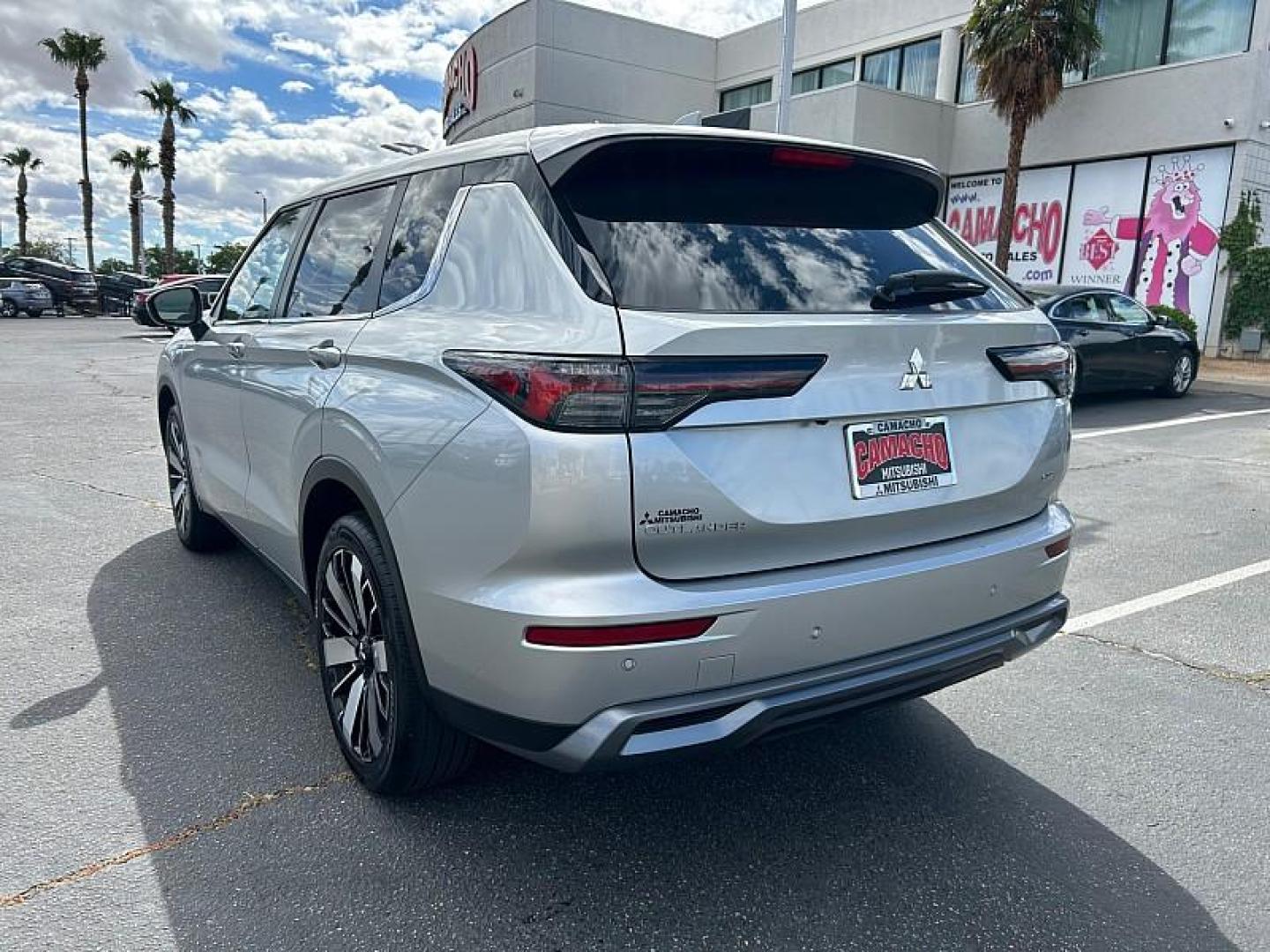 2025 SILVER Mitsubishi Outlander (JA4J3VA84SZ) with an 4-Cyl 2.5 Liter engine, Automatic CVT transmission, located at 412 Auto Vista Drive, Palmdale, 93551, (661) 945-0620, 34.592636, -118.136681 - Photo#4