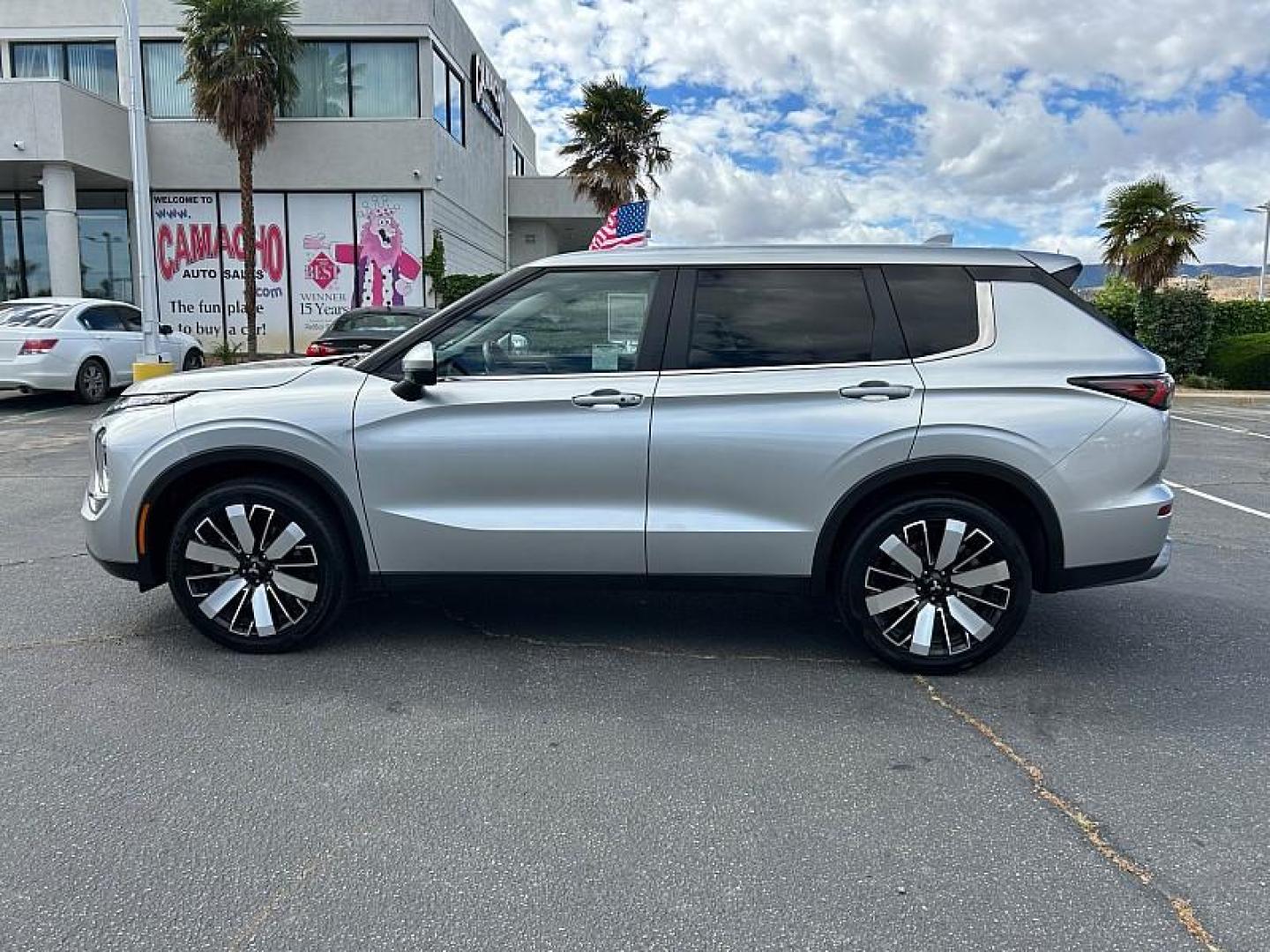 2025 SILVER Mitsubishi Outlander (JA4J3VA84SZ) with an 4-Cyl 2.5 Liter engine, Automatic CVT transmission, located at 412 Auto Vista Drive, Palmdale, 93551, (661) 945-0620, 34.592636, -118.136681 - Photo#5