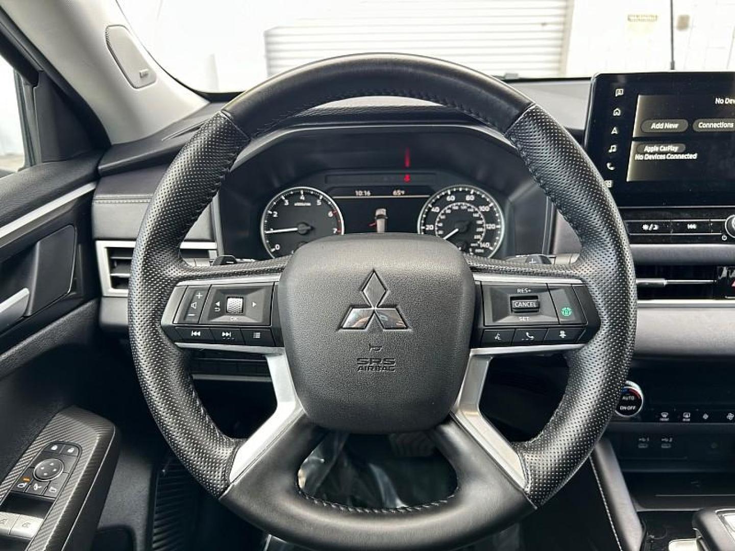 2025 SILVER Mitsubishi Outlander (JA4J3VA84SZ) with an 4-Cyl 2.5 Liter engine, Automatic CVT transmission, located at 412 Auto Vista Drive, Palmdale, 93551, (661) 945-0620, 34.592636, -118.136681 - Photo#9