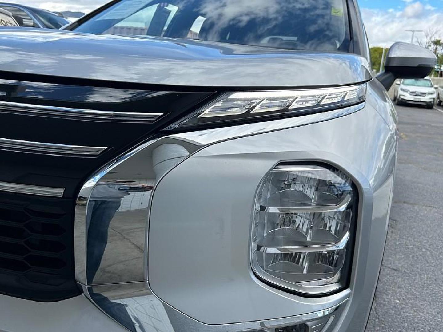 2025 SILVER Mitsubishi Outlander (JA4J3VA84SZ) with an 4-Cyl 2.5 Liter engine, Automatic CVT transmission, located at 412 Auto Vista Drive, Palmdale, 93551, (661) 945-0620, 34.592636, -118.136681 - Photo#23