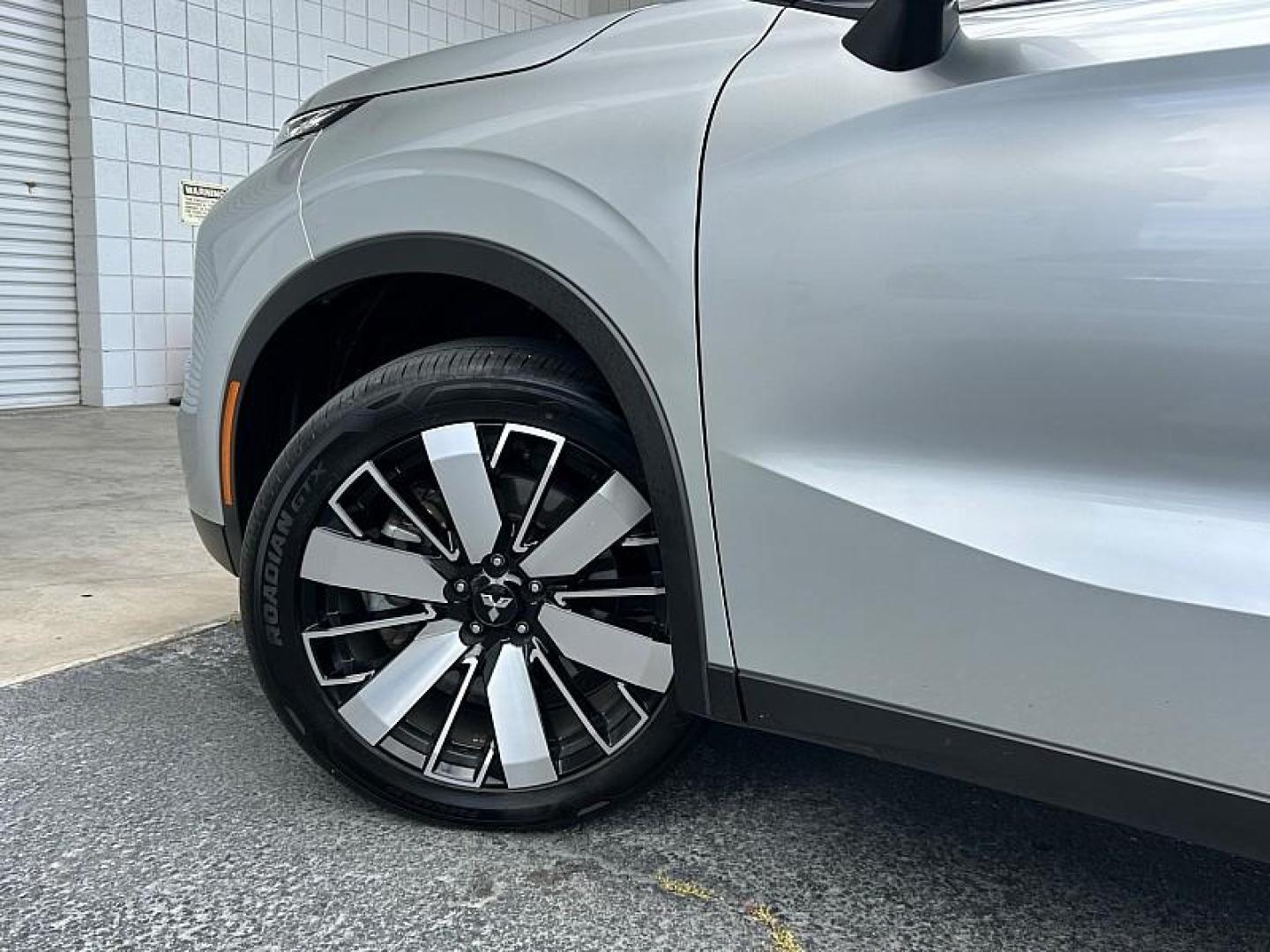 2025 SILVER Mitsubishi Outlander (JA4J3VA84SZ) with an 4-Cyl 2.5 Liter engine, Automatic CVT transmission, located at 412 Auto Vista Drive, Palmdale, 93551, (661) 945-0620, 34.592636, -118.136681 - Photo#24