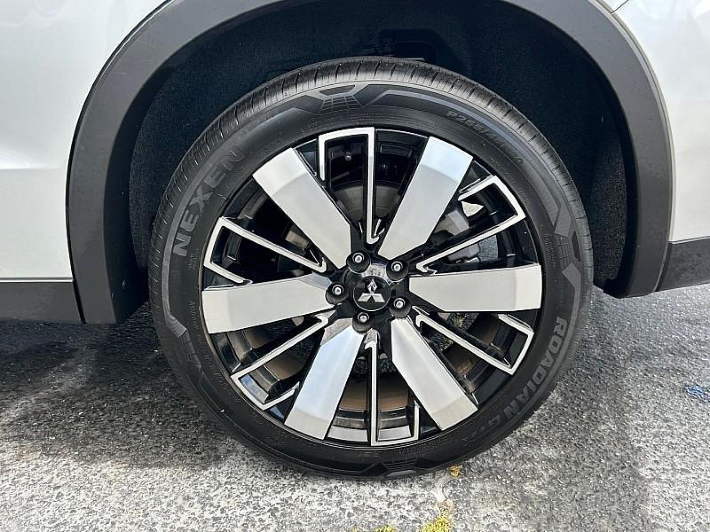 2025 SILVER Mitsubishi Outlander (JA4J3VA84SZ) with an 4-Cyl 2.5 Liter engine, Automatic CVT transmission, located at 412 Auto Vista Drive, Palmdale, 93551, (661) 945-0620, 34.592636, -118.136681 - Photo#27