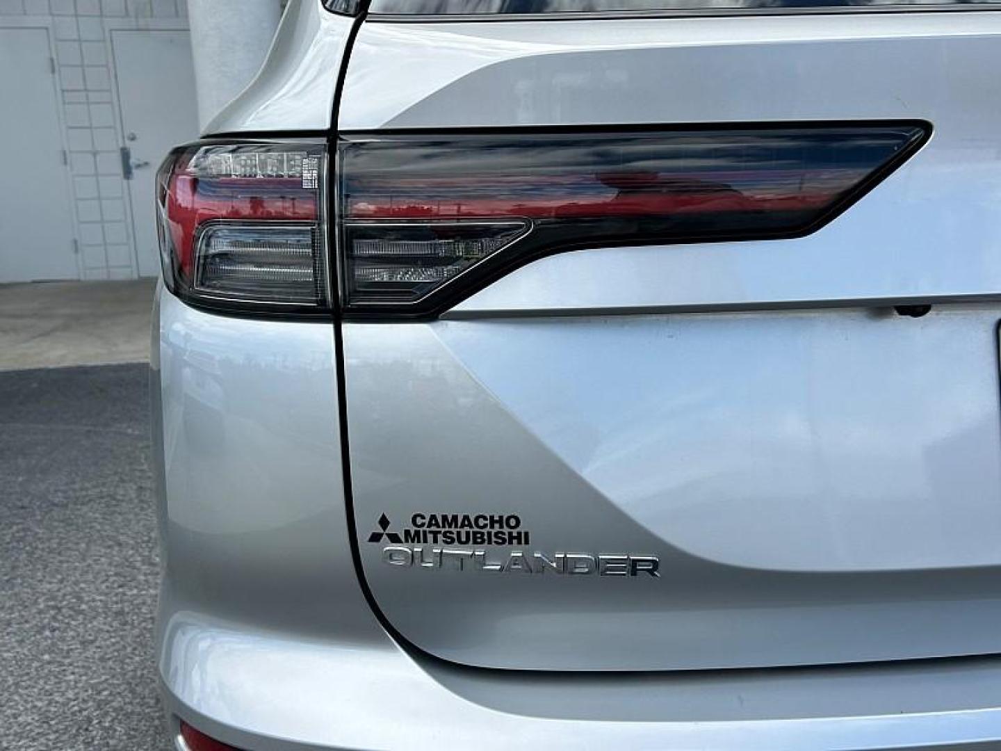 2025 SILVER Mitsubishi Outlander (JA4J3VA84SZ) with an 4-Cyl 2.5 Liter engine, Automatic CVT transmission, located at 412 Auto Vista Drive, Palmdale, 93551, (661) 945-0620, 34.592636, -118.136681 - Photo#28