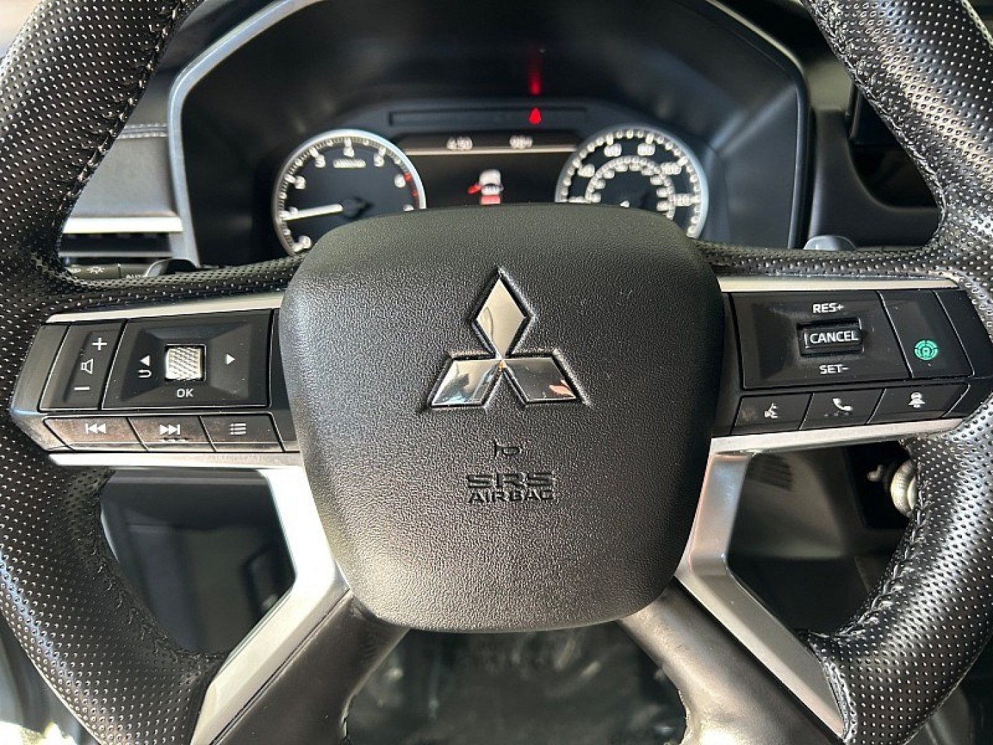 2025 Silver Mitsubishi Outlander (JA4J3VA87SZ) with an 4-Cyl 2.5 Liter engine, Automatic CVT transmission, located at 412 Auto Vista Drive, Palmdale, 93551, (661) 945-0620, 34.592636, -118.136681- Photo#19