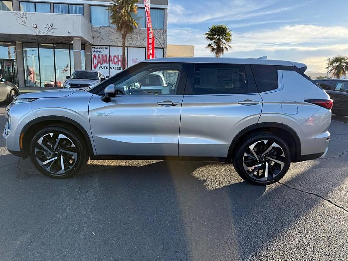 2025 BLACK Mitsubishi Outlander Plug-In Hybrid (JA4T5VA94SZ) with an 4-Cyl Hybrid 2.4 Liter engine, Automatic 1-Spd transmission, located at 412 Auto Vista Drive, Palmdale, 93551, (661) 945-0620, 34.592636, -118.136681 - Photo#3