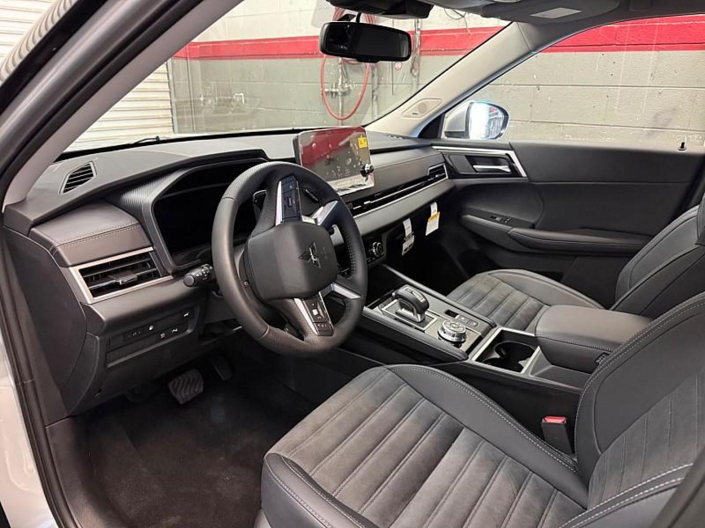2025 BLACK Mitsubishi Outlander Plug-In Hybrid (JA4T5VA94SZ) with an 4-Cyl Hybrid 2.4 Liter engine, Automatic 1-Spd transmission, located at 412 Auto Vista Drive, Palmdale, 93551, (661) 945-0620, 34.592636, -118.136681 - Photo#16