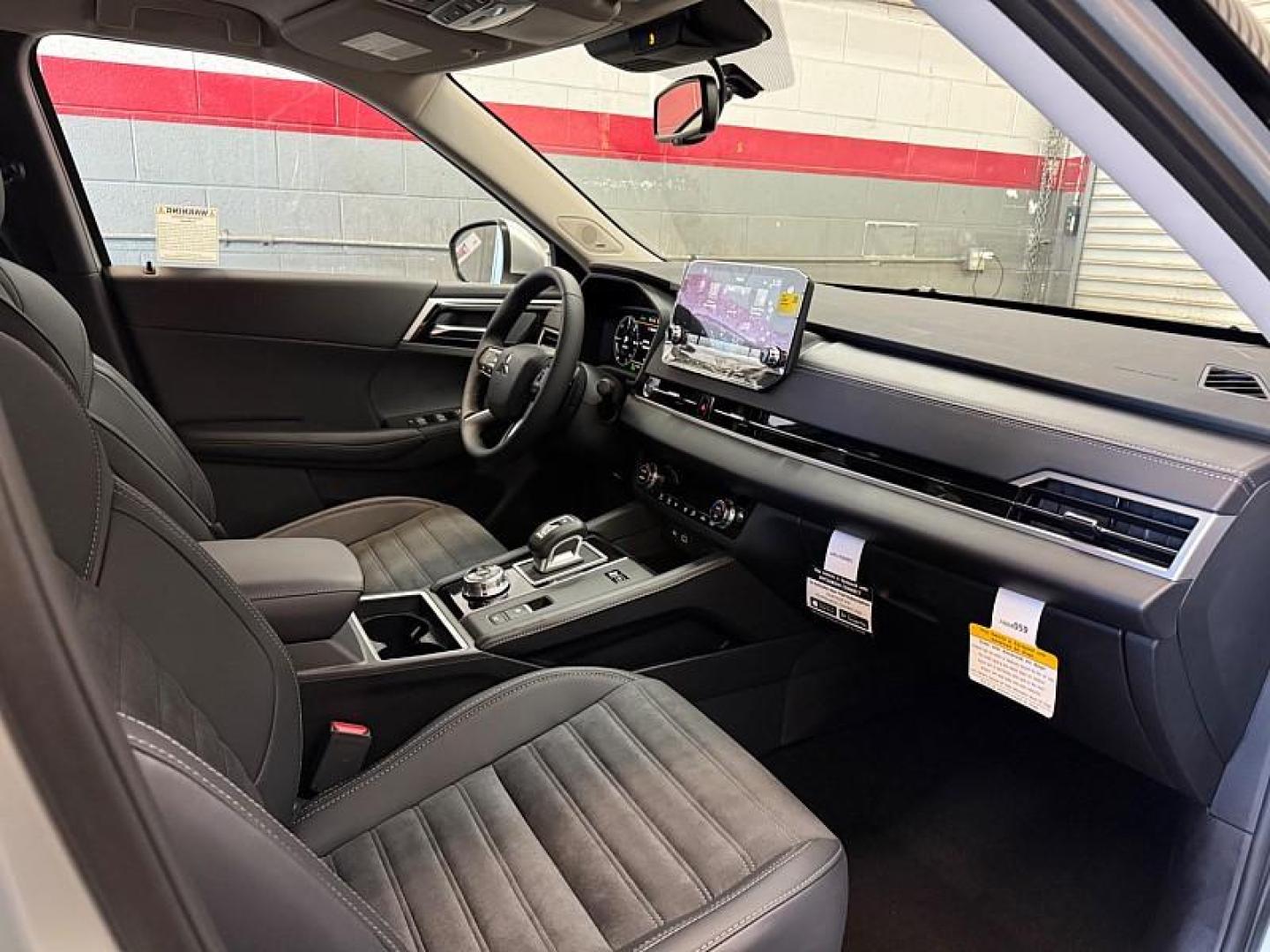 2025 BLACK Mitsubishi Outlander Plug-In Hybrid (JA4T5VA94SZ) with an 4-Cyl Hybrid 2.4 Liter engine, Automatic 1-Spd transmission, located at 412 Auto Vista Drive, Palmdale, 93551, (661) 945-0620, 34.592636, -118.136681 - Photo#25
