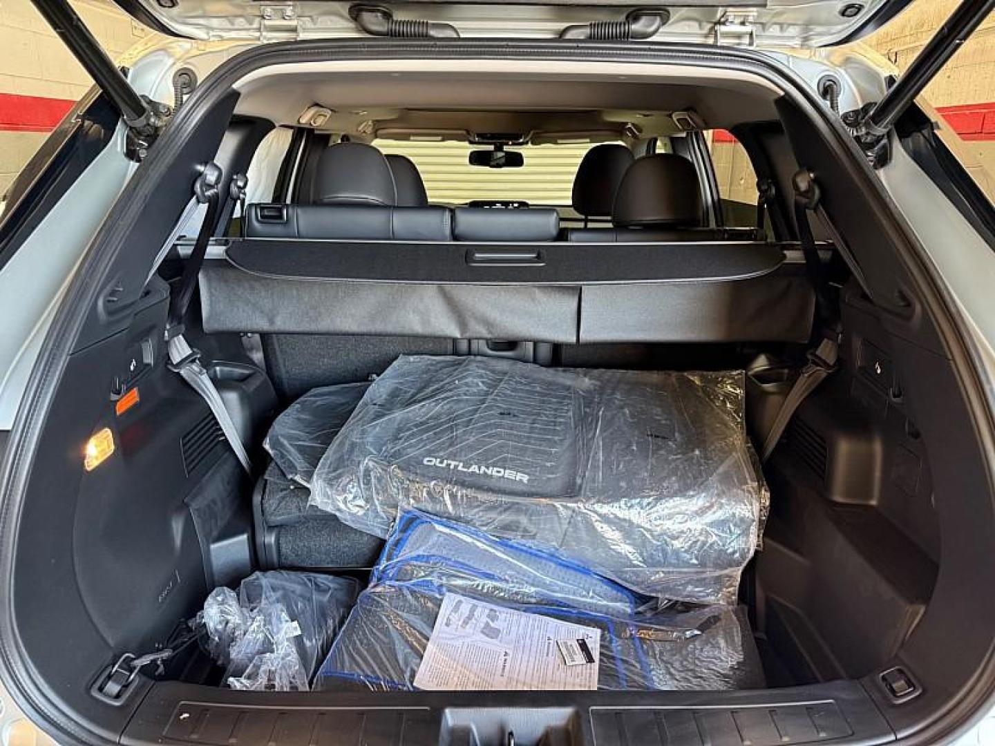 2025 BLACK Mitsubishi Outlander Plug-In Hybrid (JA4T5VA94SZ) with an 4-Cyl Hybrid 2.4 Liter engine, Automatic 1-Spd transmission, located at 412 Auto Vista Drive, Palmdale, 93551, (661) 945-0620, 34.592636, -118.136681 - Photo#27