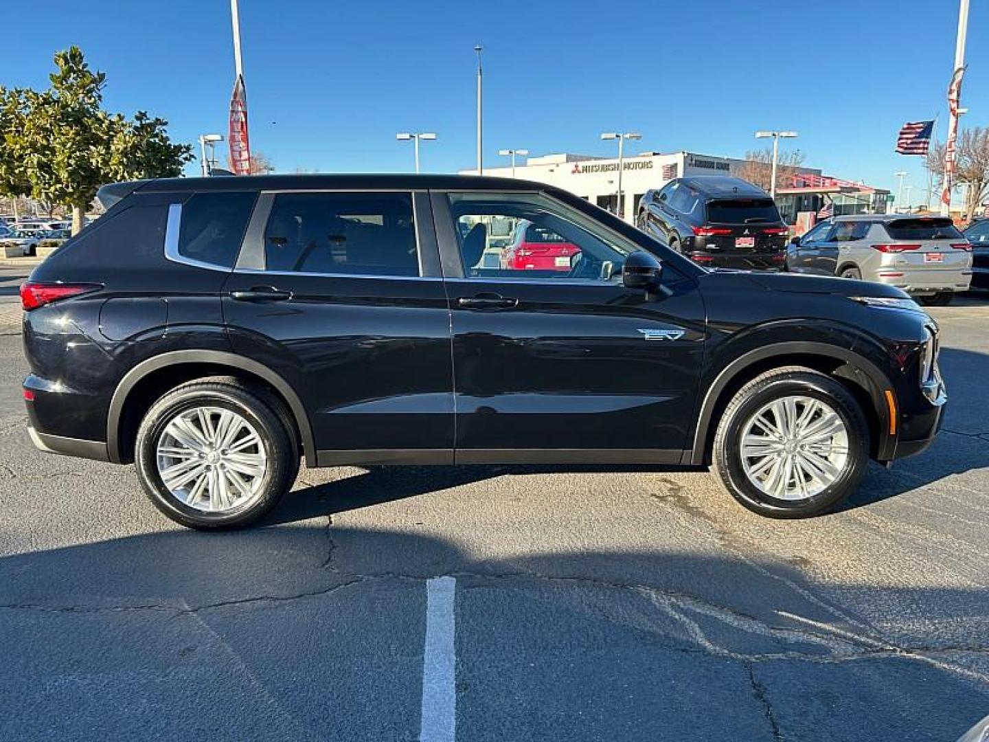 2025 BLACK Mitsubishi Outlander Plug-In Hybrid (JA4T5UA9XSZ) with an 4-Cyl Hybrid 2.4 Liter engine, Automatic 1-Spd transmission, located at 412 Auto Vista Drive, Palmdale, 93551, (661) 945-0620, 34.592636, -118.136681 - Photo#7